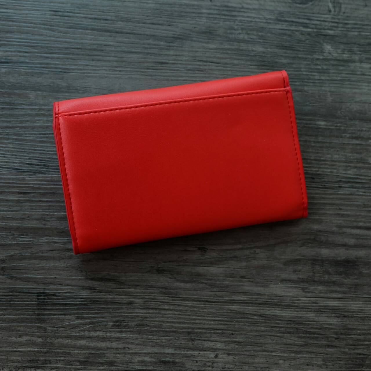 CHARLES&KEITH FRONT FLAP WALLET กระเป๋าสตางค์แบบ cluth คลัช รุ่นชนช็อปเปิดปิดด้วยฝาปิดกระดุมแม่เหล็ก ด้านหน้ามีโลโก้แบรนด์ ภายในมีช่องใส่ของ เยอะค่ะ มีทั้งฝช่องซิป และช่องใส่บัตรหลายช่อง สามารถใส่ธนบัตร มือถือ เหรียญและบัตรได้เยอะ มีกระดุมปรับขยายทรง มาพร