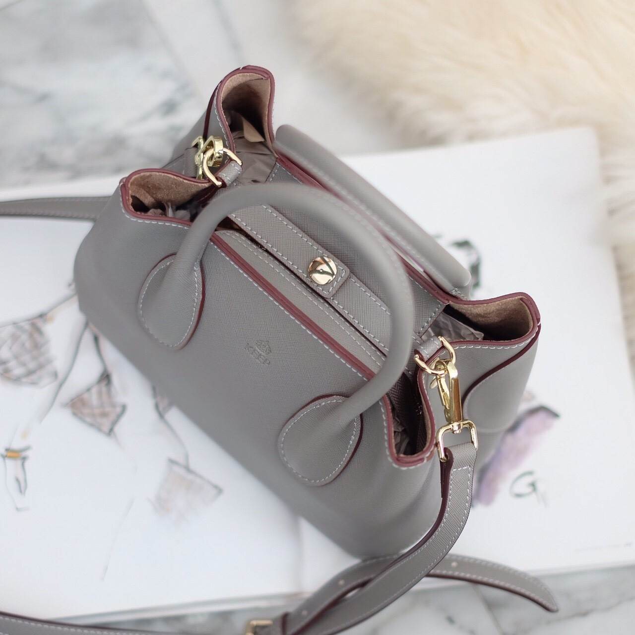 KEEP รุ่น COZY สวย ตอบโจทย์ ด้วยรูปทรงที่ เรียบหรู ทรงกระเป๋า ปรับได้ 2 แบบ เก็บทรง หรือ ขยายทรงได้ ตอบโจทย์ทุกการใช้งาน หนังกระเป๋า Saffiano อย่างดี ภายใน บุด้วย ผ้า Craft เอกลักษณ์เฉพาะ ทำให้ กระเป๋าเบา และ เพิ่มความสวยงาม ภายใน ทำช่อง แยก เฉพาะ สำหรับเ