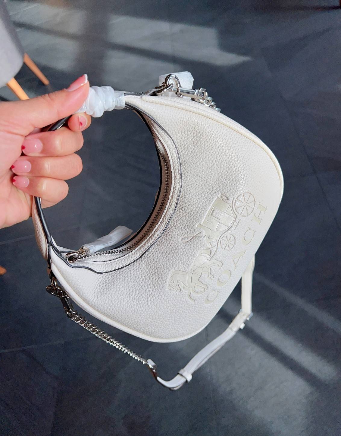 COACH CARMEN MINI CROSSBODY BAG กระเป๋ารูปทรงพระจันทร์โค้งมน น่ารักน่าใช้มากๆ!! เกรดท็อปออริ เกรดดีสุด สลับแท้ 1:1 ใช้ต่างประเทศได้