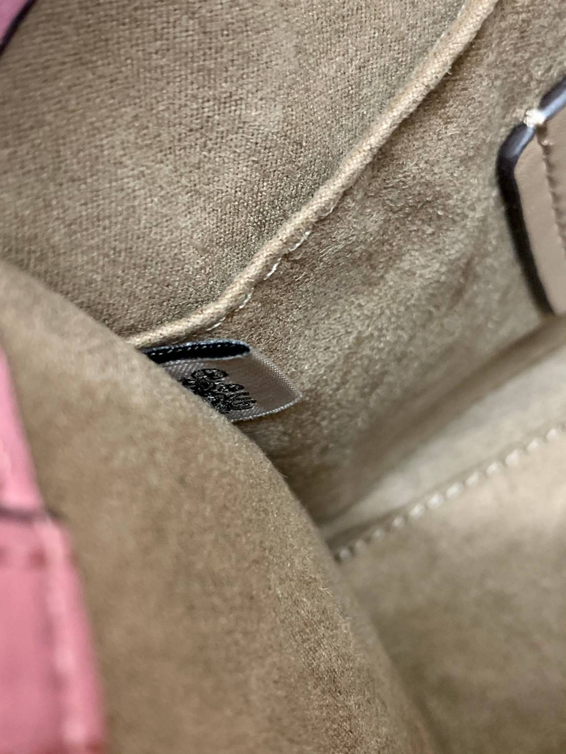 COACH MINI PEPPER CROSSBODY WITH HEART PETAL PRINT ((C7599)) พร้อมส่งที่ น้องใหม่ล่าสุดค่าา! กระเป๋าสะพายครอสบอดี้ร์ หรือหิ้วออกงานก็สวยไม่น้อยทีเดียวค่ะ หนังแท้นิ่มสวย ตัวกระเป๋าทำลายดอกหัวใจได้สวยงามน่าใช้มากๆเลยค่ะ