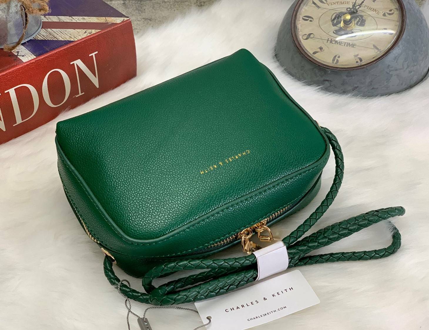 CHARLES & KEITH METAL PUSH LOCK CROSSBODY BAG รุ่นฮิตขายดีมีมาพร้อมส่งแล้วจ้า กับกระเ๋าสะพายไซส์น่ารัก วางอยู่ทรง เปิดปิดด้วย ตัวล็อกด้านหน้า ด้านในแบ่งเป็น 2 ช่องมีช่องซิปตรงกลาง จุของได้เยอะพอควรเลยค่ะ ใส่ iPhone plus ได้สบายๆ และของจุกจิกที่จำเป็น รุ่น