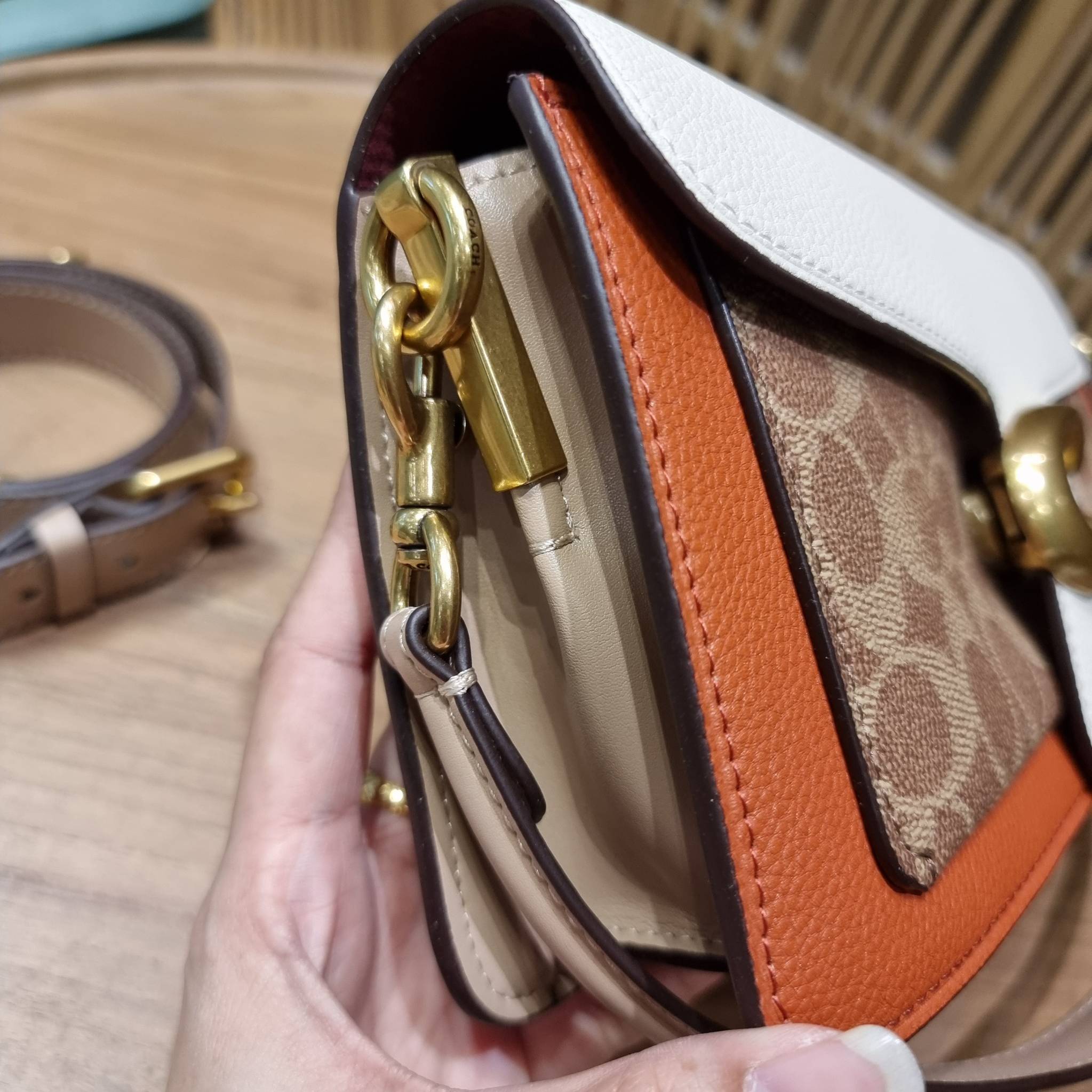 COACH TABBY SHOULDER BAG 26 IN SIGNATURE CANVAS WITH BEADCHAIN (6793,91215) กระเป๋าสะพายไหล่ ดีไซน์วินเทจย้อนยุค สวยคมชัด คลาสสิคใช้ได้ทุกลุค วัสดุหนังแท้สลับหนังแคนวาสเคลือบลาย เปิด-ปิดด้วยแม่เหล็กในตัว รับรองแน่นหนา ด้านหลังมีช่องแยก ภายในเป็นช่องโล่ง ข