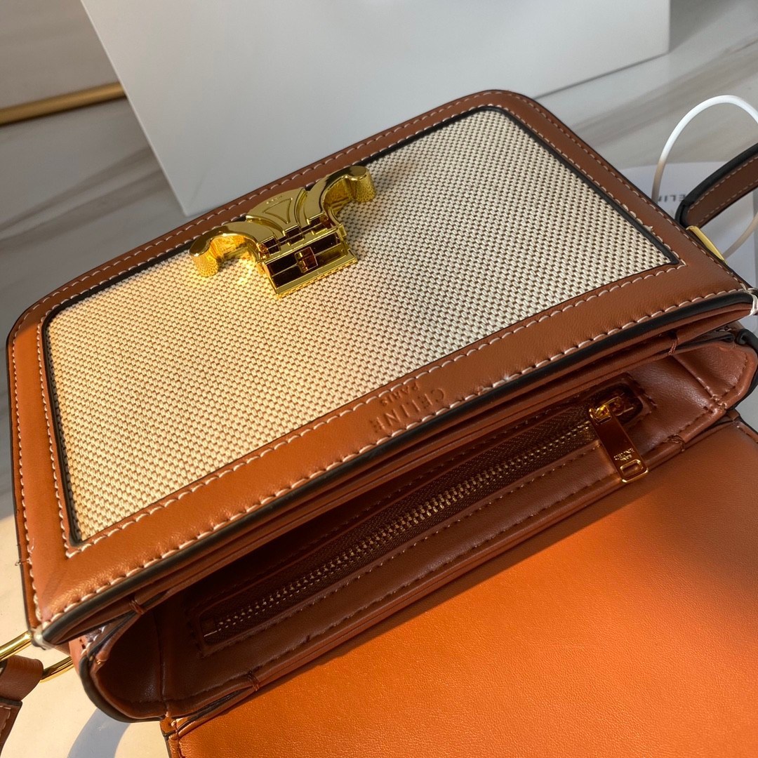 พร้อมส่งรุ่นขายดี!! CELINE CROSSBODY VIP GIFT WITH PURCHASE GWP กระเป๋าพรีเมี่ยมกิ๊ฟ Limited จาก PARFUME DUTYFREE COUNTER สวยอยู่ทรงเปิดปิดด้วยตัวล้อคด้านหน้า ภายในมีช่องใส่ของหลัก พร้อมช่องซิป ใส่กระเป๋าสตางค์กลาง + มือถือได้ ทรงนี้กำลังมาแรงมาก แมชต์ลุค