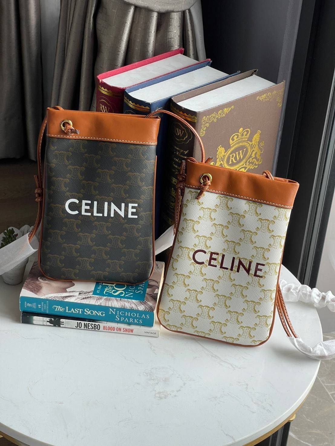 Celine Triomphe Pouch Crossbody Bag / Celine Phone Bag ในวันที่ต้องการความคล่องตัว เราสามารถหยิบกระเป๋าใส่โทรศัพท์ประเภทนี้เพื่อใส่เพียงแค่โทรศัพท์ เงิน และของสำคัญชิ้นเล็ก ๆ ได้เลย โดยไม่ต้องพกกระเป๋าใบใหญ่ ๆ ไปให้เกะกะ แถมยังดูเป็นแฟชั่นที่ทันสมัยอีกด้ว