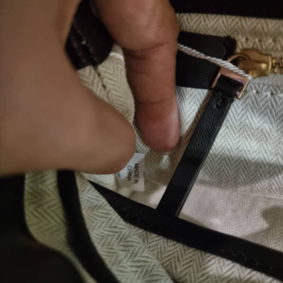 TORY BURCH KIRA CHEVRON CONVERTIBLE SHOULDER BAG (SMALL / MEDIUM) กระเป๋าสะพายรุ่นยอดฮิต ไซส์คลาสสิค ที่ใช้ยังไงก็ดูหรู ดีไซน์เฉพาะตัว วัสดุหนังแกะ สัมผัสนิ่ม เปิด-ปิดด้วยกระดุมแม่เหล็ก ภายในเป็นช่องโล่ง ใส่กระเป๋าสตางค์ มือถือ เครื่องสำอางค์ พาวเวอร์แบงค