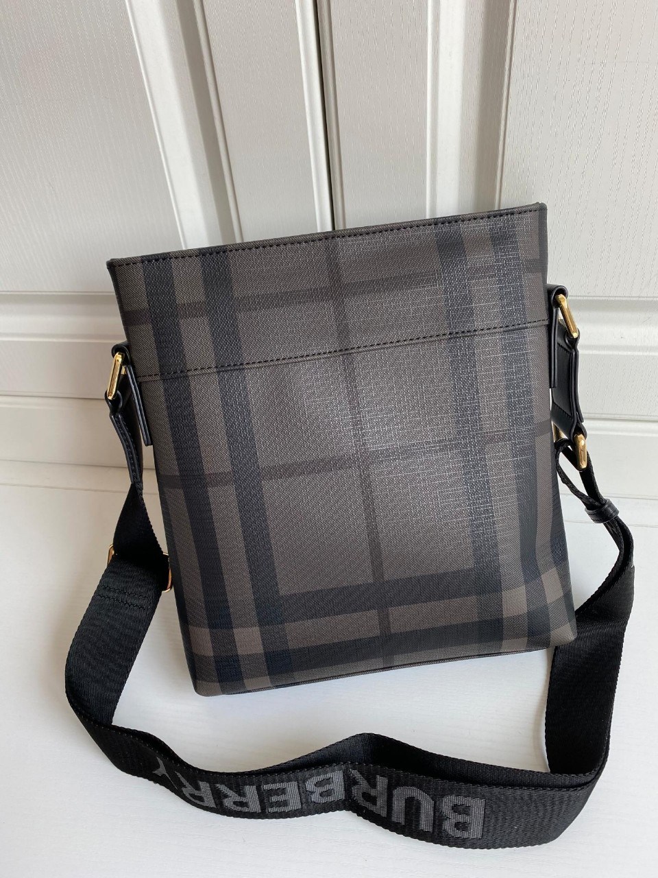 BURBERRY CROSSBODY VINTAGE BAG VIP GIFT WITH PURCHASE (GWP) พร้อมเป็นของขวัญ มอบให้คุณผู้ชายแล้วค่ะ พรีเมี่ยมกิ๊ฟ Limited Edition จากBURBERRY วัสดุหนังโทนสีเทาดำสุดคลาสสิค