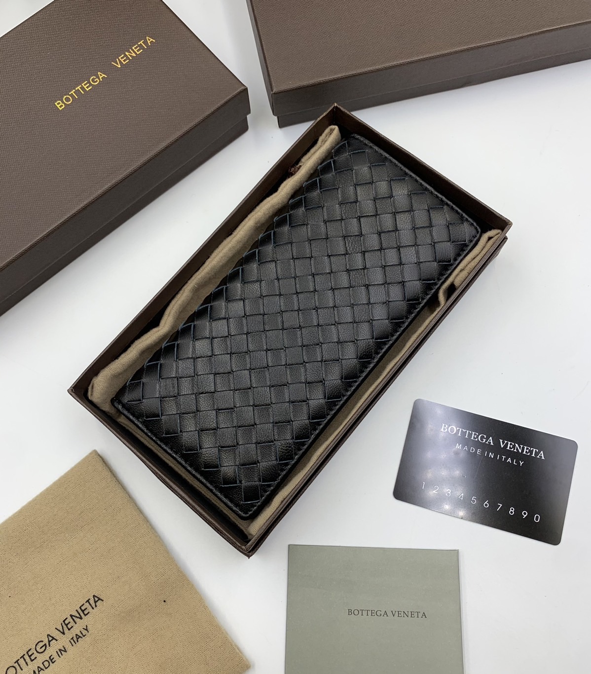 หนังแท้ BOTTEGA VENETA LONG WALLET / BV LONG WALLET / BV Wallet พร้อมส่งที่ไทย กระเป๋าสตางค์ใบยาว 2 พับ รุ่นตามหา มาเท่าไหร่ไม่เคยพอเลยค่า เป็นรุ่นคลาสสิกที่หยิบมาใช้งานได้บ่อยที่สุด งานหนังลูกวัวแท้ทั้งใบ ใช้ทนทานได้นาน ใช้ทนทานได้นานภาพสินค้าถ่ายจากงานข