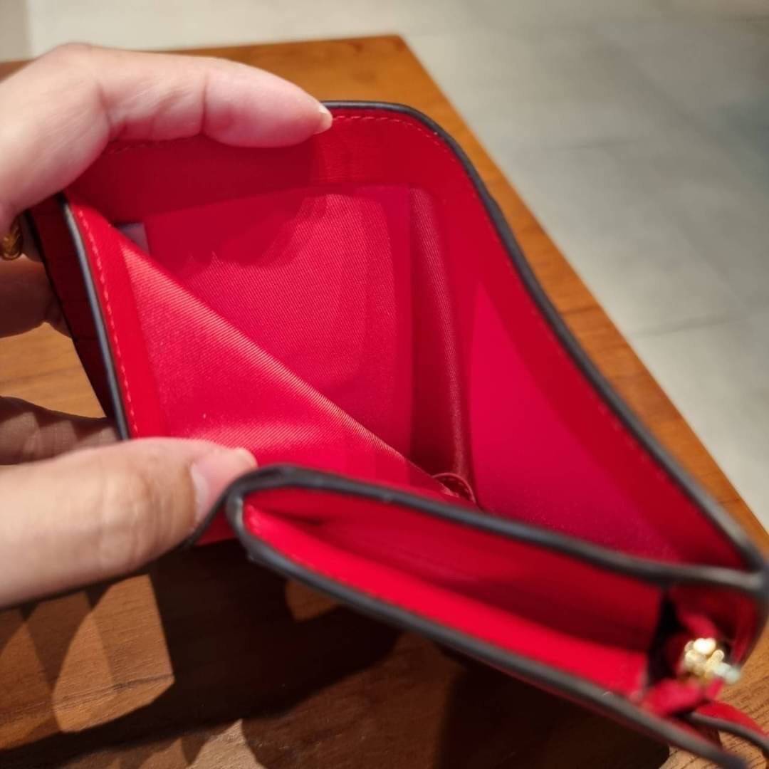 COACH C0082 MEDIUM CORNER ZIP WALLET IN SIGNATURE CANVAS ดีไซน์ใหม่ล่าสุด!! กระเป๋าสตางค์ใบกลาง 👛 ขนาดกำลังเหมาะมือ วัสดุหนังแคนวาสเคลือบลาย ดูแลรักษาง่าย มีช่องใส่บัตรและธนบัตรครบ และช่องซิปแยกไว้ใส่เหรียญ ครบเซ็ทแบบนี้เหมาะส่งต่อเป็นของขวัญที่สุ