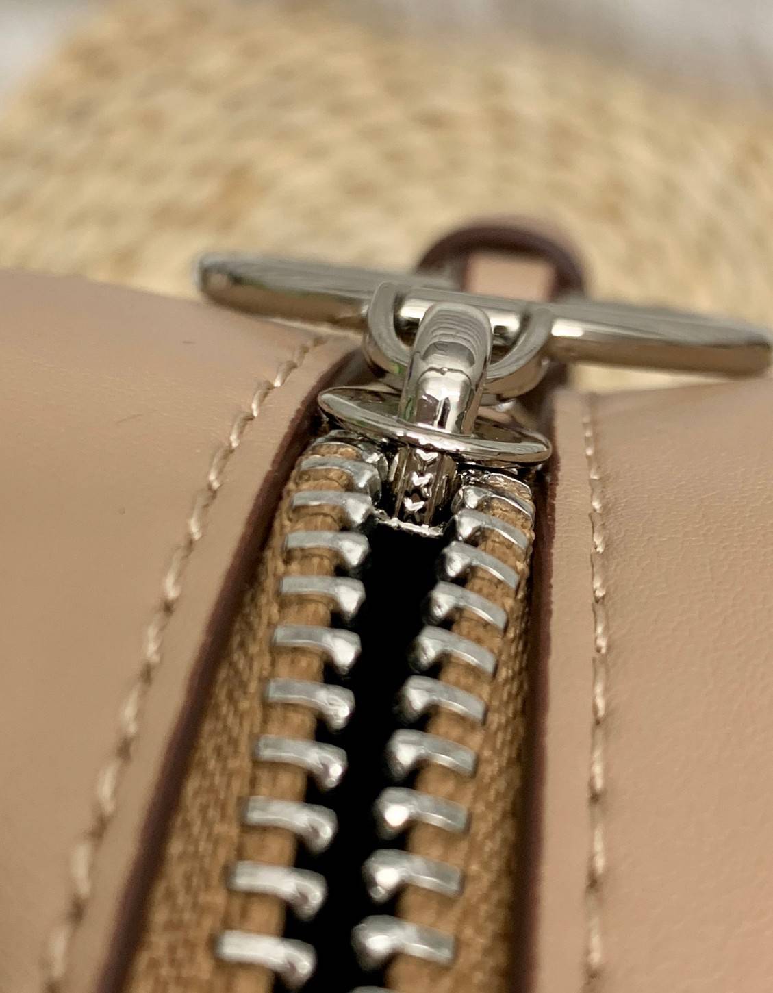 COACH SIGNATURE CROSSBODY BOX BAG ((F31208)) 🔺สินค้าขายดี กระเป๋าสะพายวัสดุหนังแท้ จาก coach factory outlet หนังนิ่ม ทรงสวย ตัวกระเป๋าลายแบรนด์ ตัดขอบหนังเรียบได้สวยงามค่ะ ด้านหน้า-หลัง มีช่องสำหรับใส่ของ เปิดปิดกระเป๋าแบบซิป ที่จับเป็นพวงหนังอะไห