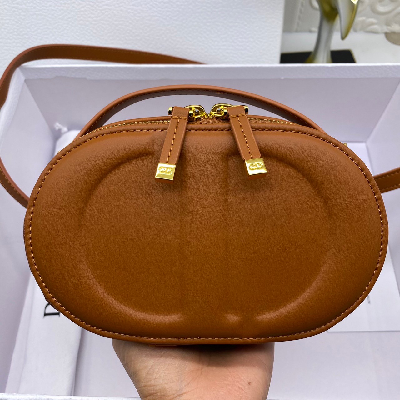 DIOR CD Signature Bag with Strap 17cm / CD OVAL CAMERA BAG / Dior Camera Bag ดีไซส์ใหม่ล่าสุด บ่งบอกถึงความหรู แต่ใช้งานได้โอกาส ใช้ได้ทั้งชายหญิง กระเป๋าสะพายทรงกล้อง ขนาดกะทัดรัด ไซส์สะพายคล่องตัว สีผู้ดีมากๆ