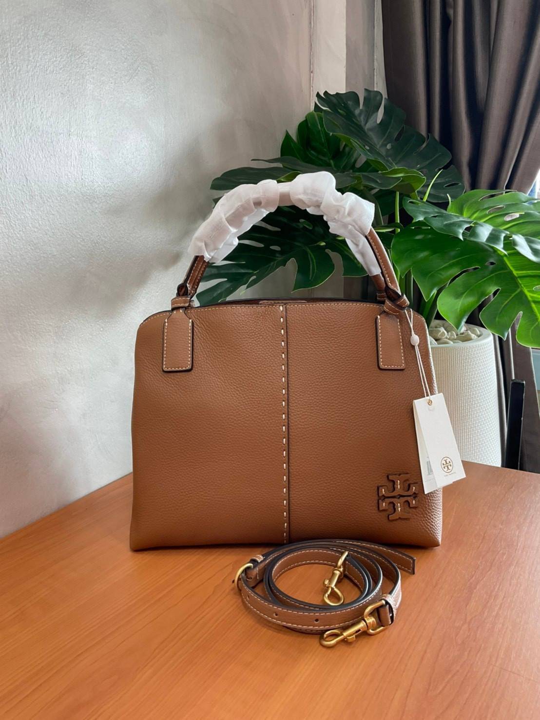 TORY BURCH Mcgraw Satchel Tote Bag (Size L) กระเป๋าถือ/สะพาย Crossbody วัสดุหนังลูกวัวแท้ 100% ด้านหน้าประดับโลโก้หนัง ตัดเป็นรูปตัว T สัญลักษณ์แบรนด์ ตัวกระเป๋าเดินด้ายเล่นลายเพิ่มลูกเล่น เพื่อความเก๋!!