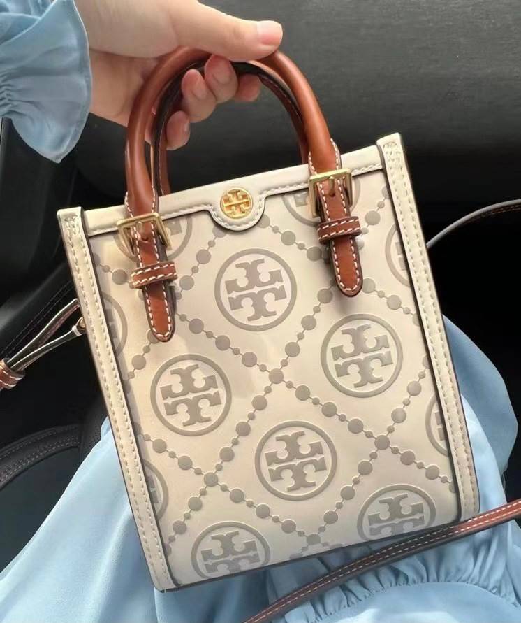 สีใหม่ล่าสุด ผู้ดีมาเลยยจ้าา จำนวนจำกัด! TORY BURCH T MONOGRAM CONTRAST EMBOSSED MINI TOTE 🥂พร้อมส่ง มาอัพลุคให้ดูดีไปพร้อมๆกัน กับกระเป๋าทรงTote ที่ไม่ว่าวันไหนๆ ใบนี้เอาอยู่เลยค่ะ