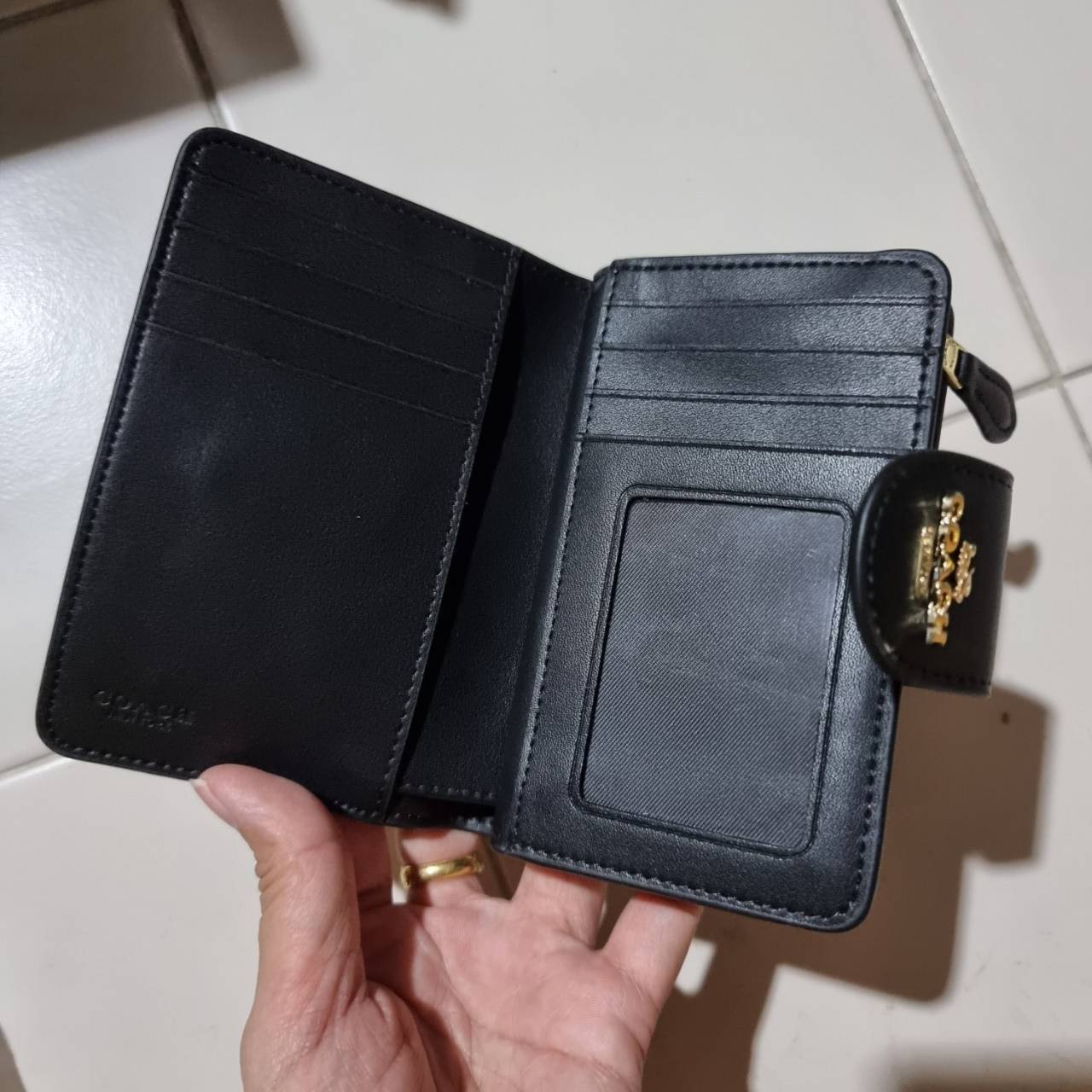 COACH C0082 MEDIUM CORNER ZIP WALLET IN SIGNATURE CANVAS ดีไซน์ใหม่ล่าสุด!! กระเป๋าสตางค์ใบกลาง 👛 ขนาดกำลังเหมาะมือ วัสดุหนังแคนวาสเคลือบลาย ดูแลรักษาง่าย มีช่องใส่บัตรและธนบัตรครบ และช่องซิปแยกไว้ใส่เหรียญ ครบเซ็ทแบบนี้เหมาะส่งต่อเป็นของขวัญที่สุ