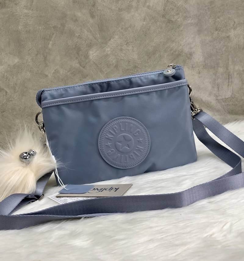 New in Kipling Sling Bag 2018 (k72323) >>Factory OEM HK<< พร้อมส่งที่ไทย กระเป๋าสะพายข้าง crossbody หรือถือ ก็เก๋ไปอีกแบบ วัสดุไนล่อนอย่างดี คุณภาพสูง ผ้าลื่นแวว ด้านหน้าติดโลโก้แบรนด์ตัวใหญ่ มีช่องกว้างขนาดกลางหนึ่งช่อง ใส่ของได้เยอะ เปิดปิดช