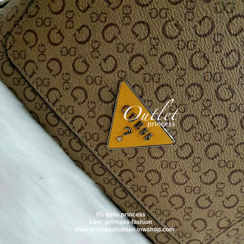 GUESS WOMAN'S BACKPACK กระเป๋าสะพายเป้หนังสวยขนาดกำลังดี สกีนโลโก้รอบใบ น้ำหนักเบา ด้านหน้าประดับโลโก้แบรนด์สามเหลี่ยมโดดเด่น มีลูกเล่นที่ช่องด้านหน้าสามารถถอดออกถือเป็นครัชได้นะคะ ตัวกระเป๋าเปิดปิดด้วยซิปเป็นหลัก ภายในกว้าง บุด้วยผ้าสกีนลายโลโก้แบรน