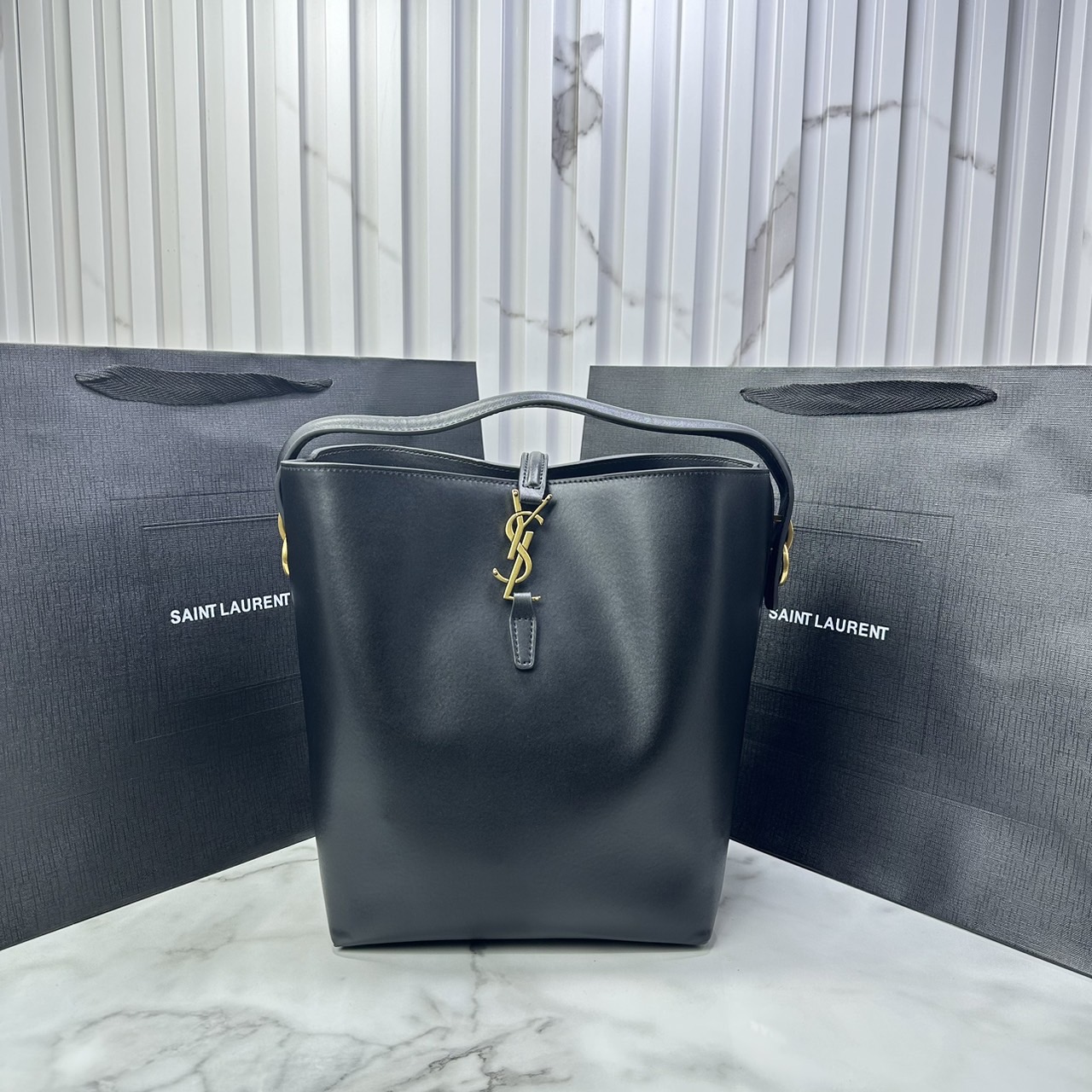 Medium 8" YSL Le 37 in shiny leather Hobo Bag / YSL Bucket Bag / YSL Tote Bag กระเป๋าสะพายทรงโฮโบโท้ท งานหนังสวยเต็มใบ อะไหล่ทองสวยคลาสสิก ราคาแสนดีแนะนำของมันต้องมีจริงๆ