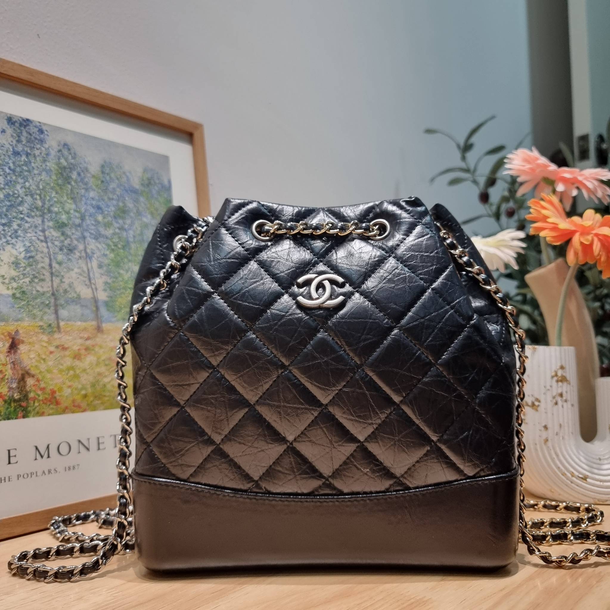 Chanel gabrielle backpack ไอเท็ม best seller กับรุ่นสุดปังในรูปแบบกระเป๋าเป้ ดีไซน์หรูคลาสสิค สายสะพายในตัวรูดปากกระเป๋าเก็บทรงได้ หรือจะรูดด้านหน้ายาวสุด