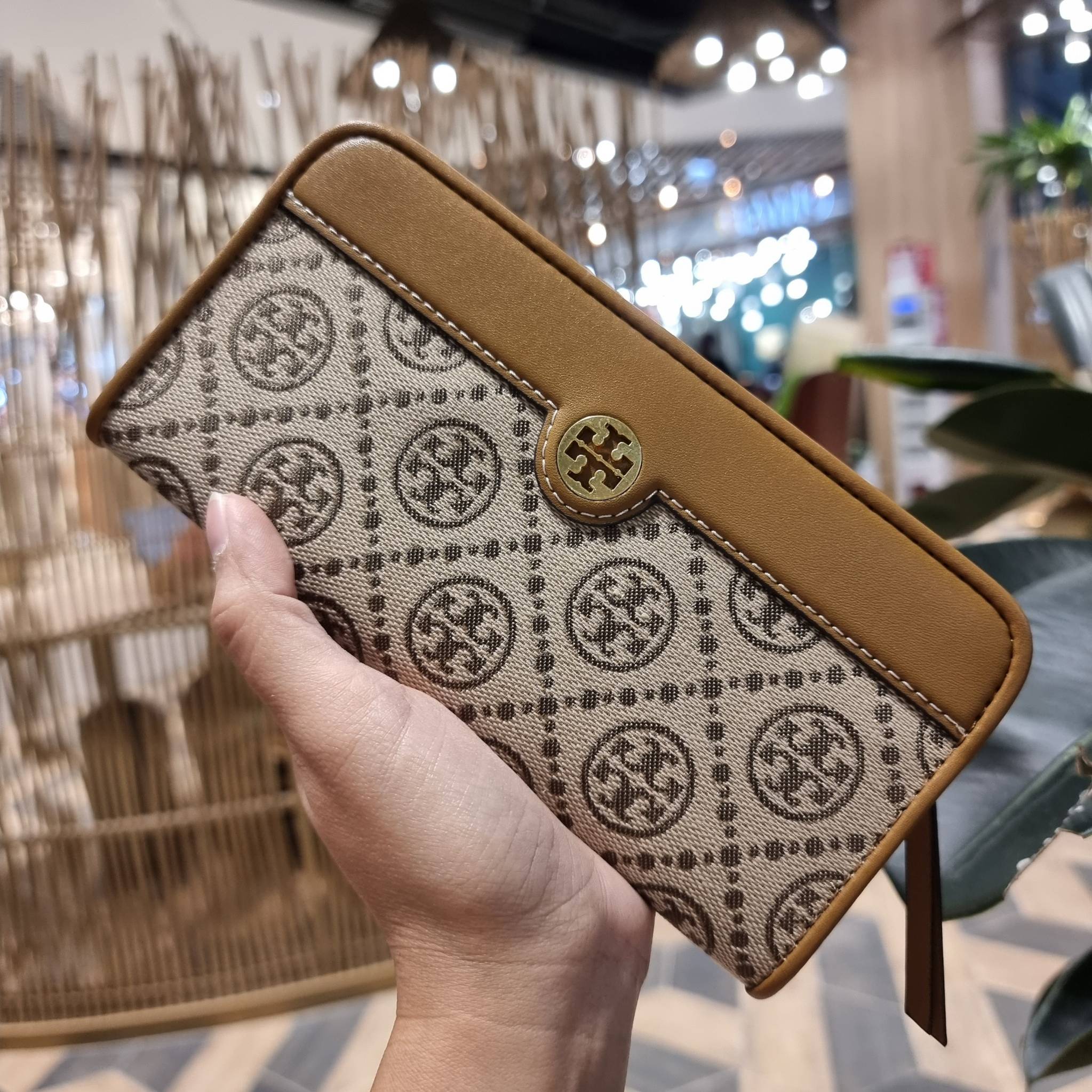 TORY BURCH T MONOGRAM JACQUARD SLIM WALLET ของดีมีให้ที่นี่แบบจัดเต็ม กระเป๋าสตางค์ใบยาว รุ่นสลิม สวยหรู ขนาดกำลังเหมาะมือ ถือแล้วขับผิว วัสดุผ้า jacquard ตัดสลับหนังแท้ ภายในสวยคมม้าก!! มีช่องใส่บัตรได้แบบเน้นๆ และช่องใส่ธนบัตรได้ ด้านหลังมีช่องซิปอีกหนึ