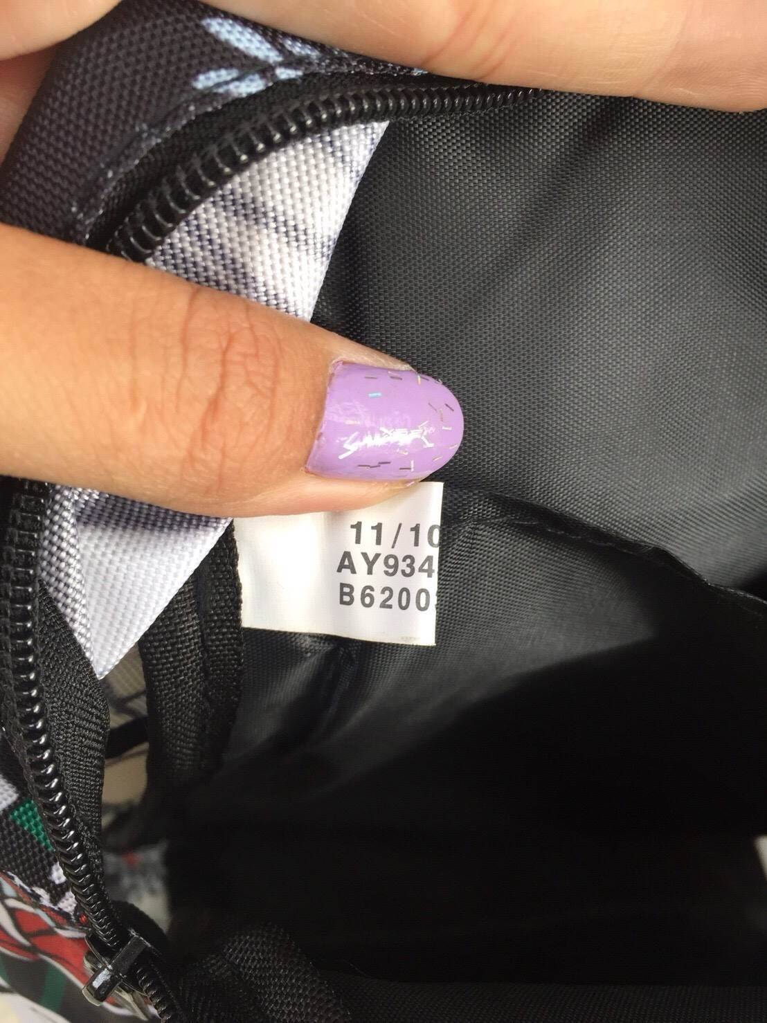 ADIDAS WOMEN ORIGINALS CROCHITA CLASSIC BACKPACK กระเป๋าเป้ แบบใหม่ล่าสุด พิมพ์ลายคลาสสิค ใช้เป็นกระเป๋านักเรียน หรือเป้กีฬาได้ ช่องใส่ของใหญ่แยกช่องสำหรับใส่หนังสือ และมีช่องหน้าใส่ของจุกจิก รูปแบบสวยทันสมัย ใช้ได้ทั้งชาย-หญิง วัสดุคุณภาพดี กันน้ำได้