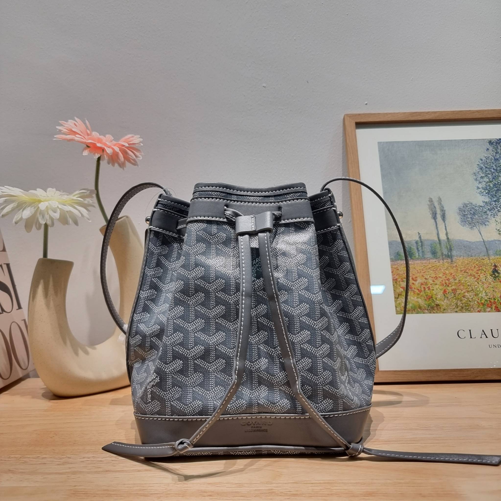 GOYARD PETITE FLOT BUCKET BAG กระเป๋าสะพายทรงบัคเก็ต ที่ดีไซน์สะดวกต่อชีวิตมาก รูปทรงคลาสสิค ดีไซน์เป็นเอกลักษณ์ สดใสทุกสี ดูผู้ดีในตัว วัสดุหนังแคนวาสพิมพ์ลายสวยคม ปากกระเป๋ารูดเปิด-ปิดได้ตามชอบ ภายในเป็นช่องโล่ง ใส่กระเป๋าสตางค์ มือถือ ได้ครบถ้วน มาพร้อ