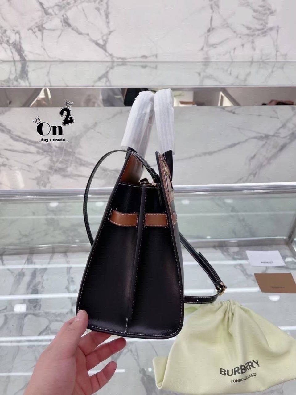 BURBERRY Women Vintage Check Two-handle Title Bag / BURBERRY Leather and Vintage Handle Bag อีกหนึ่งไอเท็มหายาก วัสดุ Leather Calfskin ลายวินเทจประดับกระดุมทองสวยหรูดีไซน์คลาสสิคคงไว้ซึ่งเอกลักษณ์แบรนด์ด้านข้างคาดด้วยสายหนังแท้ปรับทรงได้ หูจับหนังแท้แข็งแ