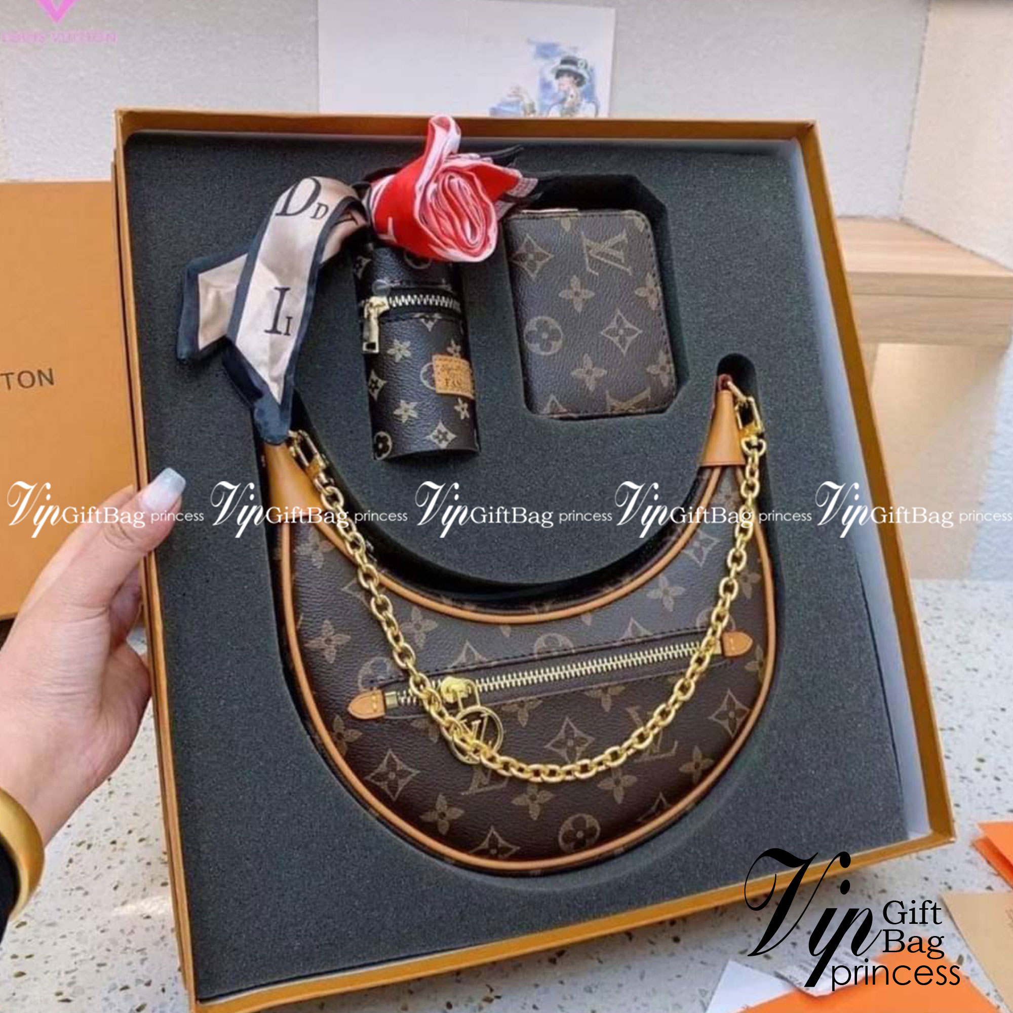 LV loop bag New in!! กับ box set ชวนสะสม ที่จับเอารุ่นยอดฮิต มามิกซ์รวมกับไอเท็มสุดคุ้มของมันต้องมี!! จัดเรียงให้อยู่ในกล่องสุดหรู ไม่ว่าจะตัวกระเป๋า กระเป๋าสตางค์ กระเป๋าจิ๋ว ใบไหนๆก็นำมาใช้งานได้จริง คุ้มค่ามากๆ แถมฟรี! ริบบิ้นลายลิมิเต็ด รวมรวบไว้ให้ได
