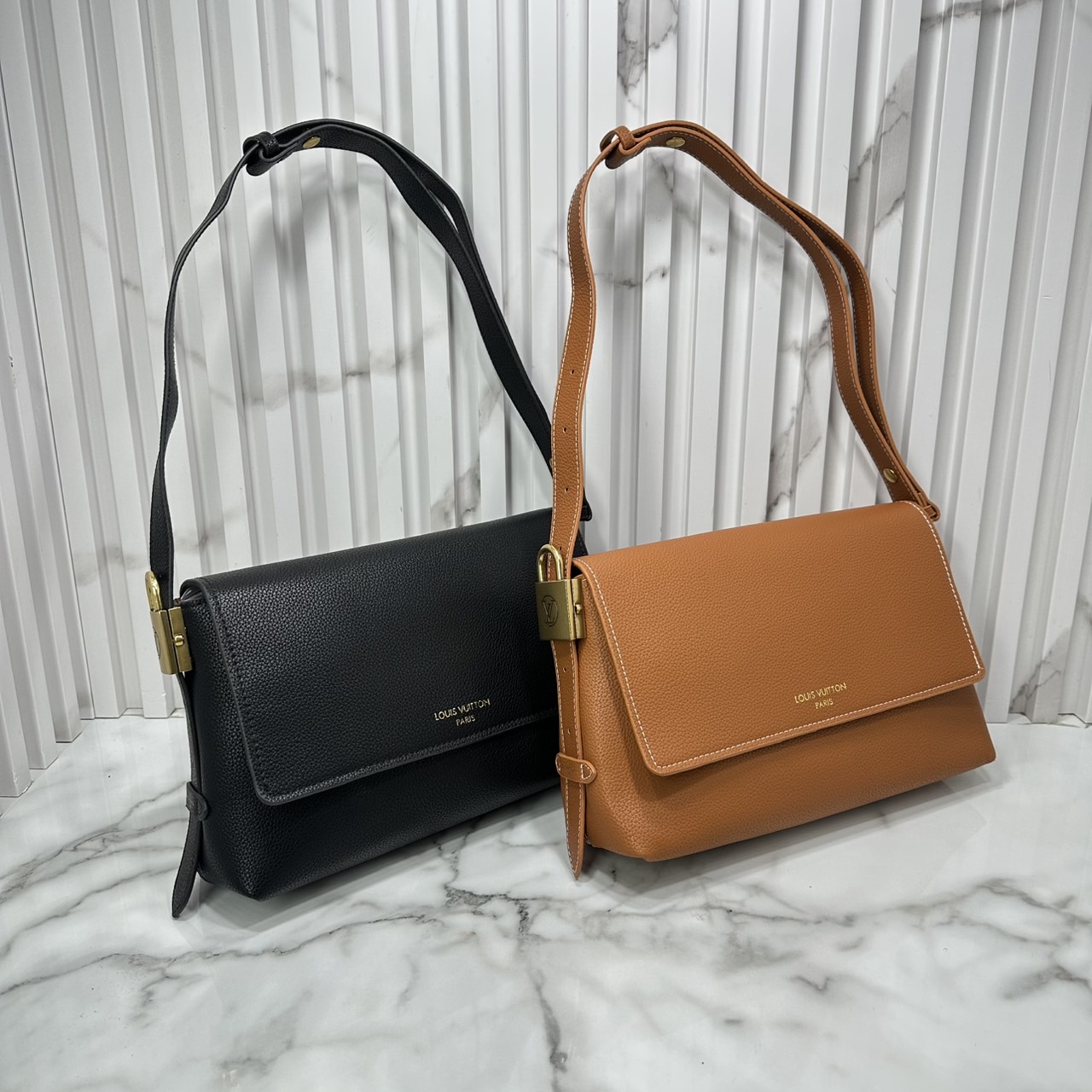 ORI หนังแท้ | LV Low Key Messenger Bag กระเป๋าสะพายทรงแมสเซ็นเจอร์ รูปทรงใหม่ สไตล์เรียบง่ายแต่หรูหรา ตกแต่งด้วยแม่กุญแจสีทองวินเทจ พร้อมใบลูกลายโมโนแกรมเพิ่มฟังชั่นการใช้งาน