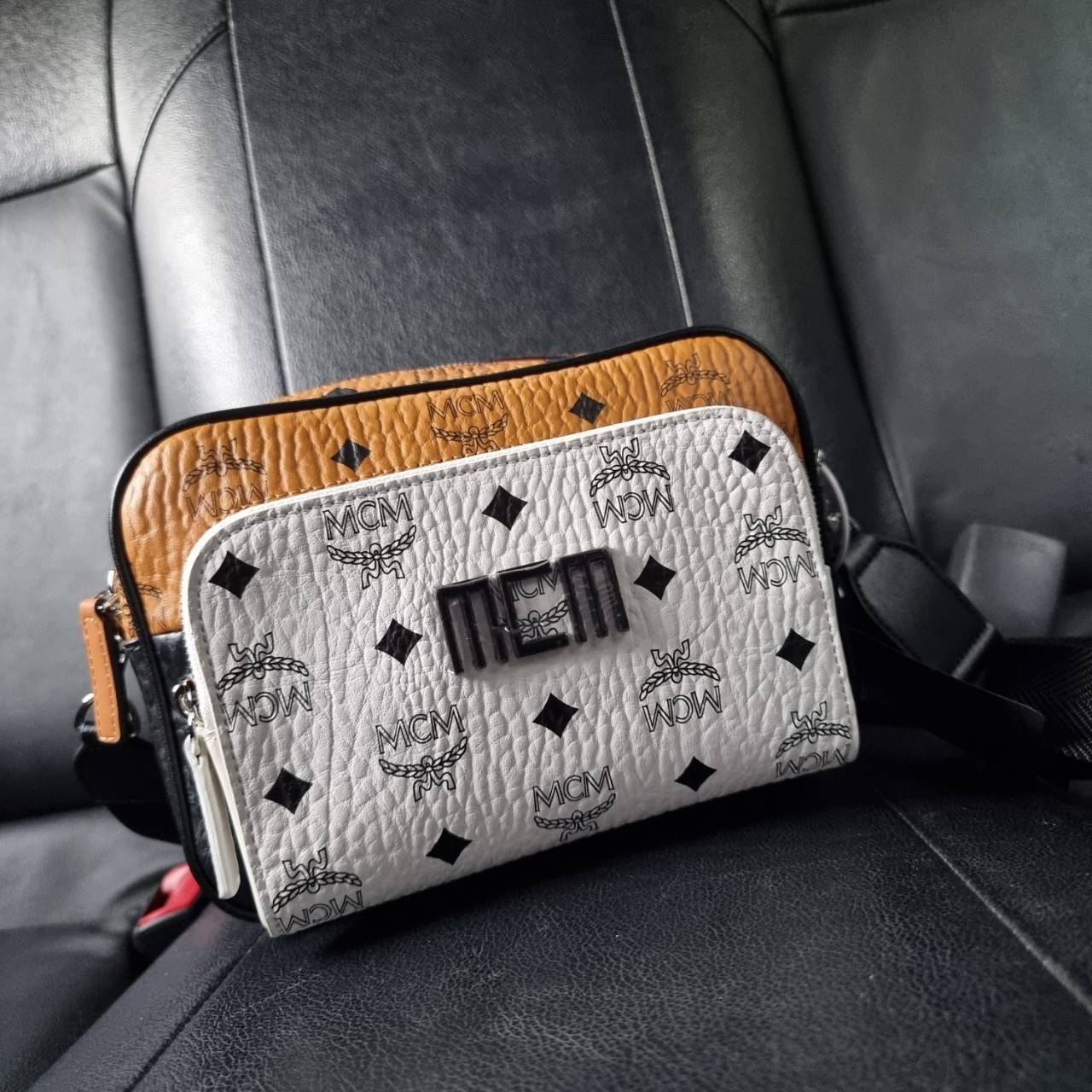 M.C.M KLASSIK CROSSBODY IN VISETOS MIX คลาสสิคสมชื่อ!! กระเป๋าสะพายข้างทรงครอสบอดี้ ดีไซน์มิกซ์แอนด์แมทช์สุดคูล ใหม่ล่าสุด เท่ได้ไม่ซ้ำใคร โลโก้โลหะรมดำดูมีเสน่ห์ วัสดุหนังแคนวาสคุณภาพดี มีช่องหลัก 2 ช่อง เปิด-ปิดด้วยซิป ด้านหลังมีช่องย่อยอีกหนึ่ง ภายในโล