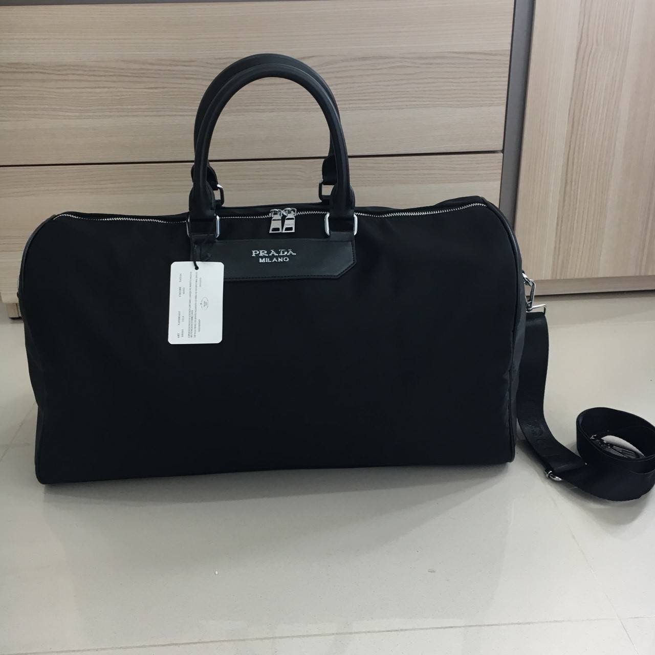 New arrival ! ของมันต้องมี♡ มาใหม่กับ กระเป๋าทรง Travel Bag ใส่ของได้เยอะมาก ไปต่างประเทศได้สบายคะ หมดห่วง **ผู้หญิงทุกคนต้องมี ตัวกระเป๋าทำจากผ้า Nylon อย่างดี สามารถกันน้ำได้ ทรงสวยมากคะ มีความอยู่ทรงในระดับนึง ด้านหน้ามีโลโก้สวยงาม อะไหล่เงินทั้