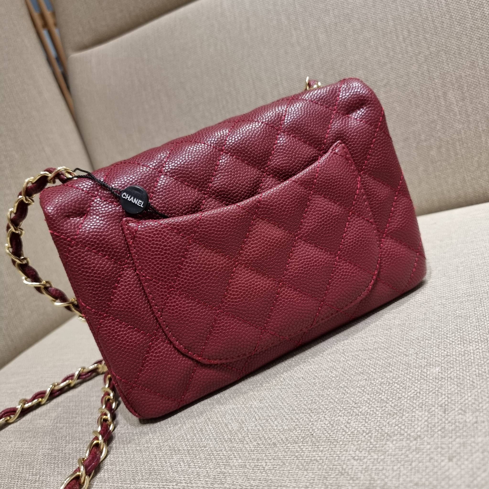 VIP 】3สี คัมแบคทูสต็อค!! จัดมาแน่นๆ พร้อมสีรับความเฮง!! พรีเมี่ยมจากแบรนด์ Chanel vip สุดพิเศษจากเคาน์เตอร์ กระเป๋าสะพาย หนังสังเคราะห์ลายคาร์เวีย หรูหราทั้งอะไหล่เงินและอะไหล่ทอง สะพายแล้วขับผิวมากๆใบนี้ เปิด-ปิดกระเป๋าด้วยตัวบิดล็อค ภายในกระเป๋าบุหนังสี