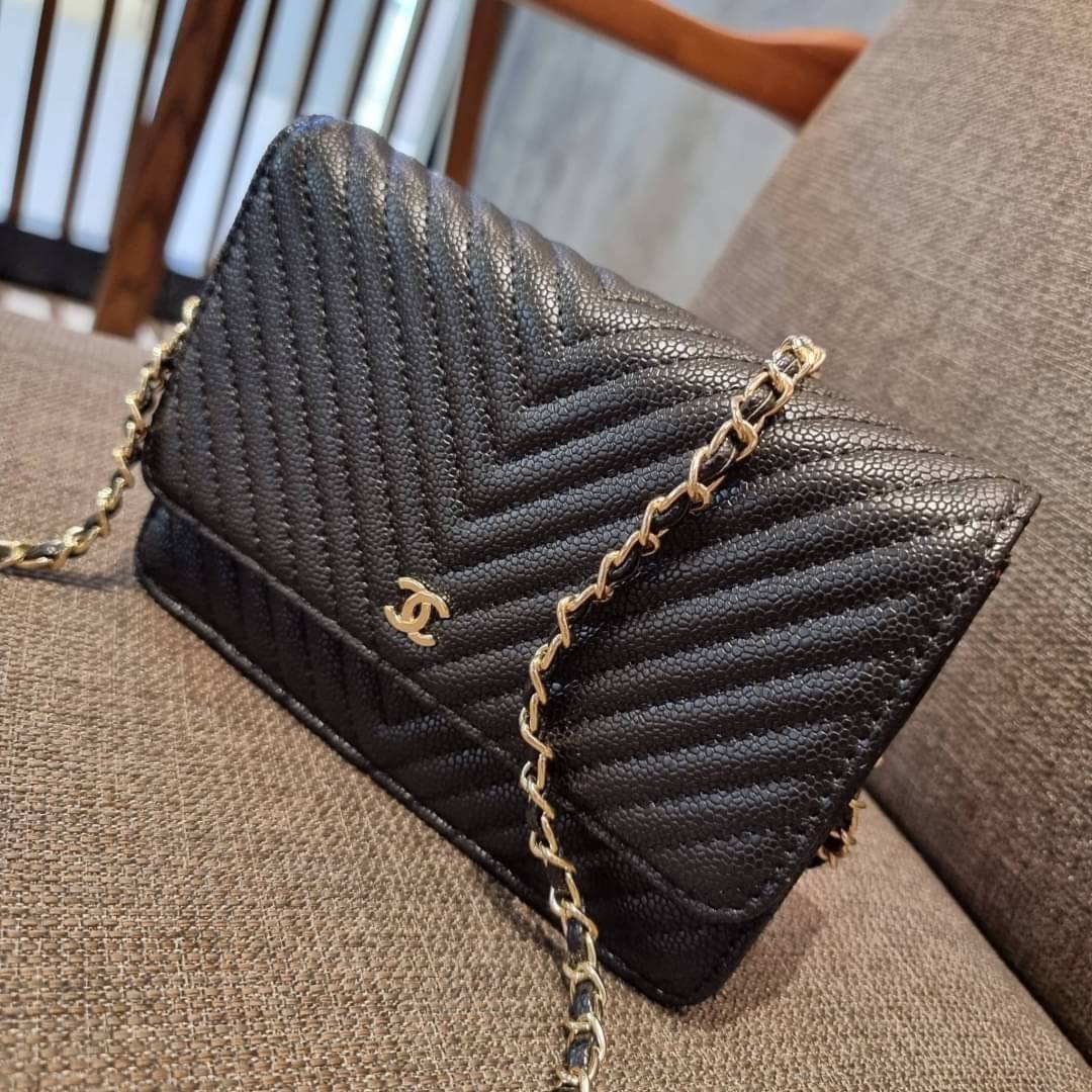 VIP 🥂 CHANEL WOC ลายวียอดฮิต กระเป๋าสะพายข้างหนังลายคาร์เวีย มาพร้อมโซ่สะพายในตัว (ถอดออกไม่ได้) อะไหล่ทองเรียบหรู ดูผู้ดี้ ผู้ดี!! เปิด-ปิดกระเป๋าด้วยกระดุมแม่เหล็ก ภายในกระเป๋าเป็นช่องโล่ง มีช่องแยก 1 ช่อง ช่องซิปกลางอีกช่อง ส่วนด้านหลังก็ยังมีอ