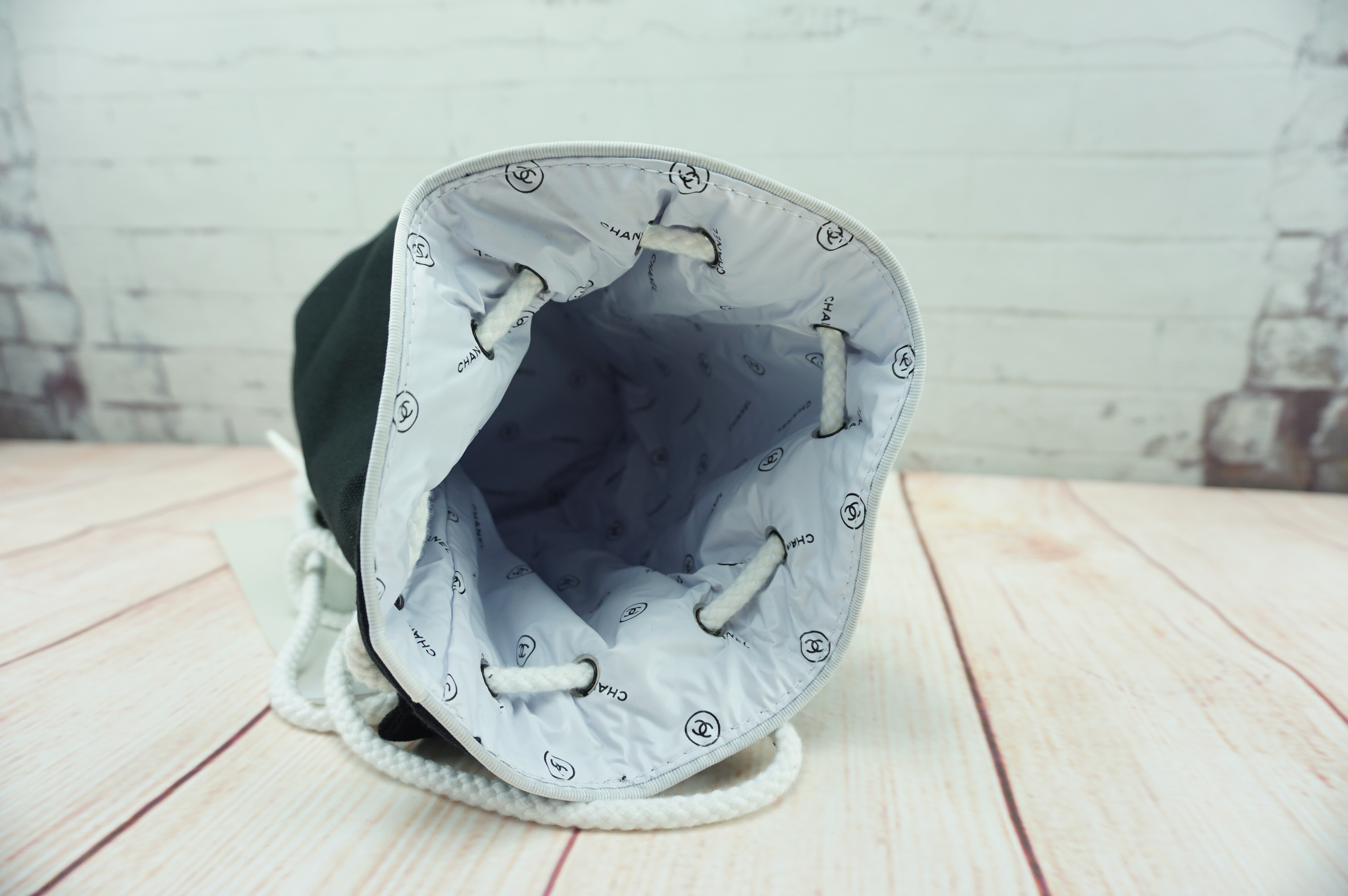 Must Have! CHANEL VIP BEAUTE AUTHENTIC CANVAS DUFFLE BAG VIP Gift With Purchase รุ่น Limited Edition จาก Chanel Beaute ของแท้นำเข้าจากเคาเตอร์ต่างประเทศ วัสดุ Canvas เนื้อหนาภายในบุด้วย 100% Polyester สกรีนโลโก้แบรนด์ เปิดปิดแบบ Drawstring ใส่ ipad mini เ