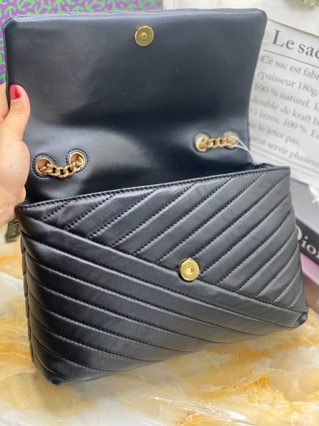 Large : Tory Burch Kira Chevron Quilted Convertible Leather Crossbody Bag เป็นกระเป๋าที่ใช้ในการออกงานสำคัญหรือวันที่มีปาร์ตี้สังสรรค์ คุณควรเลือกใช้กระเป๋าที่มีดีไซน์สะดุดตา เพราะจะช่วยยกระดับและเพิ่มเสน่ห์ให้กับตัวคุณเองมากยิ่งขึ้น หากเป็นงานทางการ เช่น