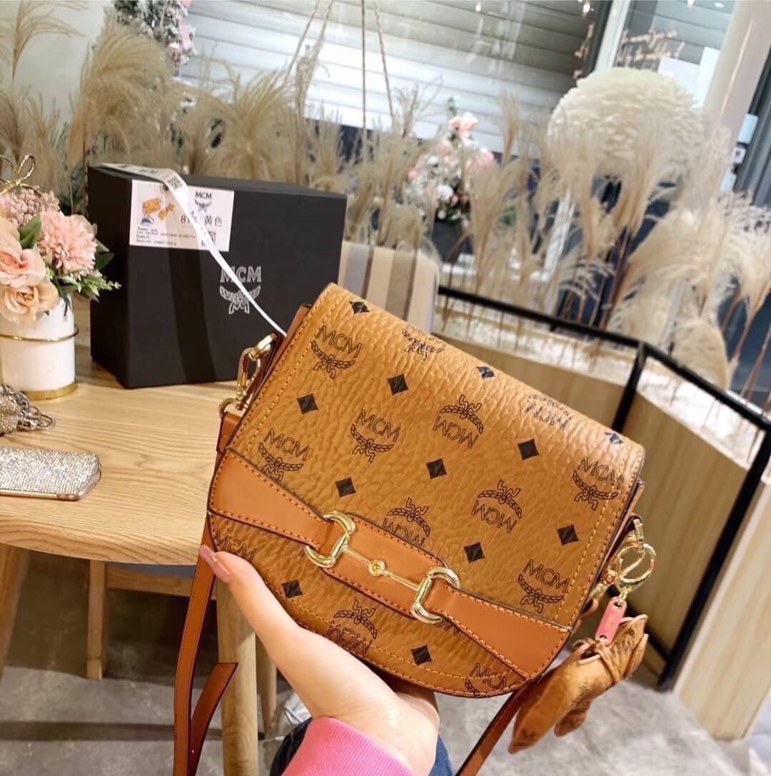 M.C.M set New Handbag Leather Messenger Bag กระเป๋าสะพายข้างทรงสวย ใหม่ล่าสุด รุ่นนี้สวยมากคะ มาพร้อมอะไหล่ห้อยกระเป๋าเกร๋ๆ กระเป๋าสตางค์ใบเล็ก พร้อมกล่องครบเซ็ท พร้อมเสิร์ฟให้สาวๆได้สวยถึงบ้านแล้วน้า