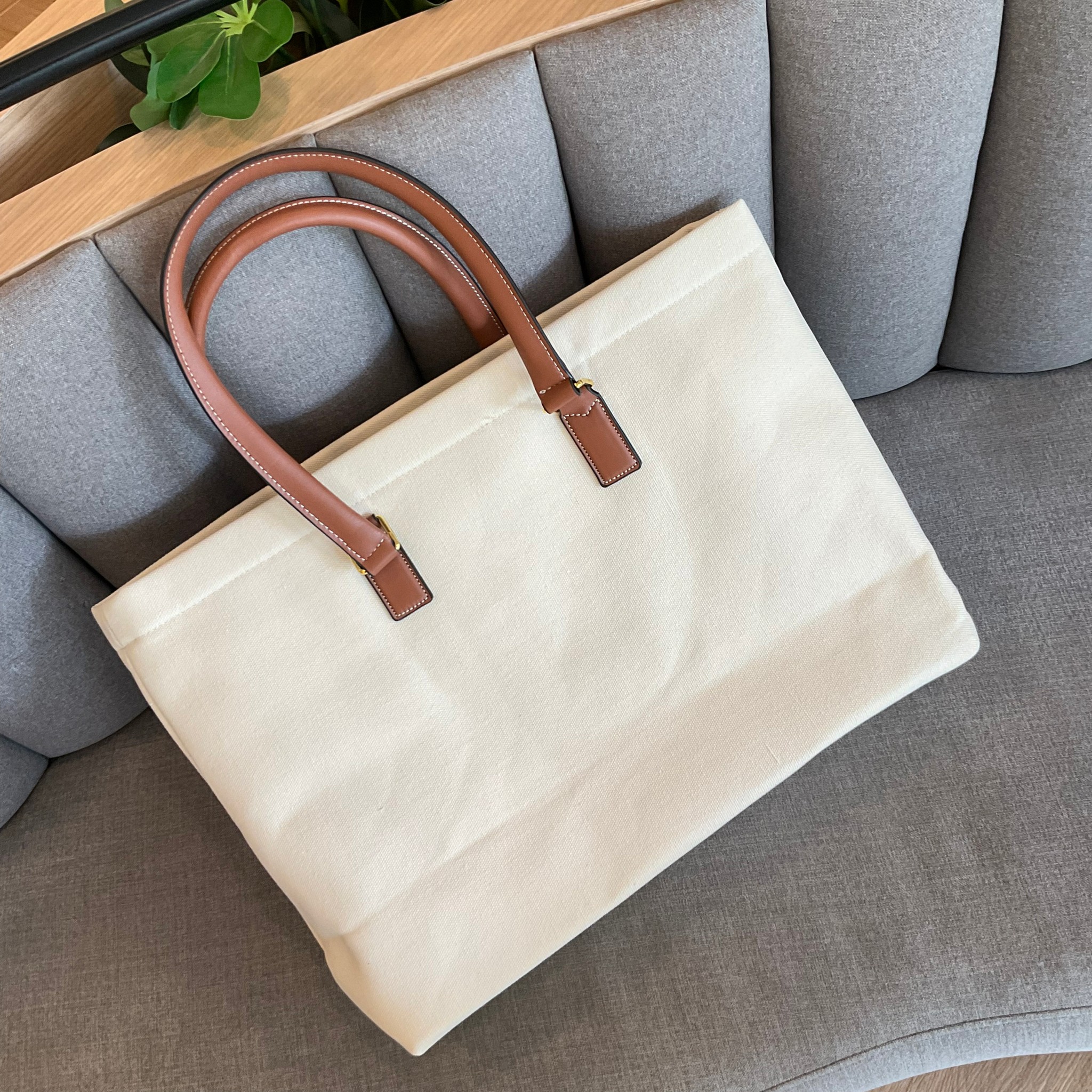 รุ่นขายดีในตำนาน! Celine Horizontal Cabas Canvas / CELINE TOTE BAG กำลังมาแรงในยุคปัจจุบันเลยทีเดียวเพราะด้วยขนาดและดีไซน์ของกระเป๋าแบบถุงกระดาษทรงสี่เหลี่ยมผืนผ้า