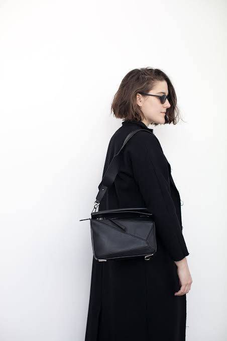 Loewe Puzzle Bag In Classic กระเป๋าทรง Puzzle นี้ออกแบบโดย Jonathan Anderson โดยได้รับแรงบันดาลใจในการออกแบบมาจากรูปทรงของลูกรักบี้ ดังนั้น จึงจะเห็นได้ว่าการตัดเย็บและรูปทรงของกระเป๋านั้นคล้ายคลึงกับลูกรักบี้ รูปทรงดูมินิมอลไม่ทิ้งคอนเซ็ปต์ของแบรนด์ สามา