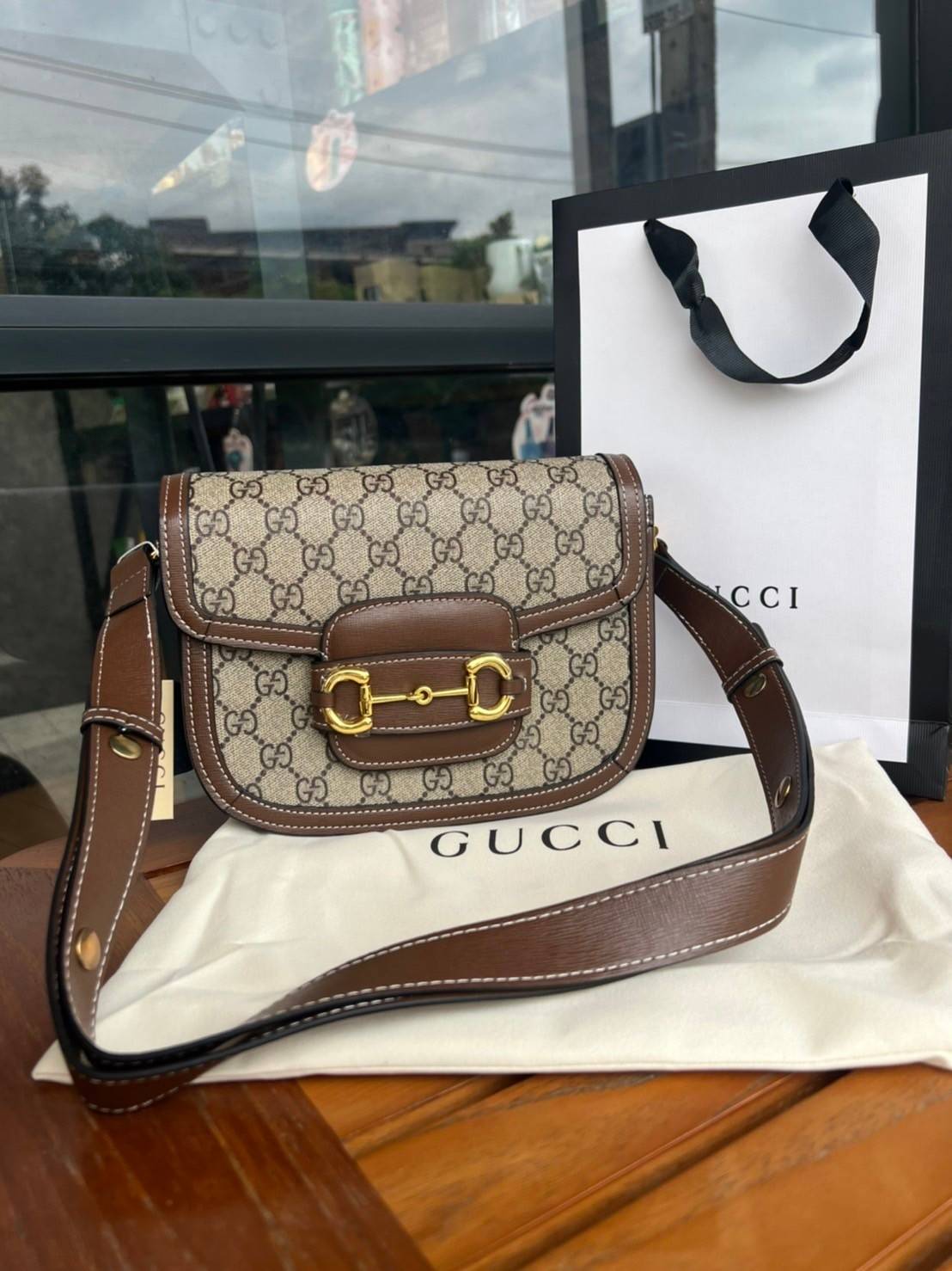 Gucci Horsebit Shoulder Bag กระเป๋าสะพายไหล่ วัสดุผ้าใบ GG Superme ตัดแต่งหนังแท้ สายสะพายไหล่ปรับระดับได้ ด้านในมี 1 ช่องซิป อะไหล่ทองหรูหรา ดาราเซเลปใช้เพียบ ไม่มีเอ๊า เรียบหรูดูแพงสุดๆค่า