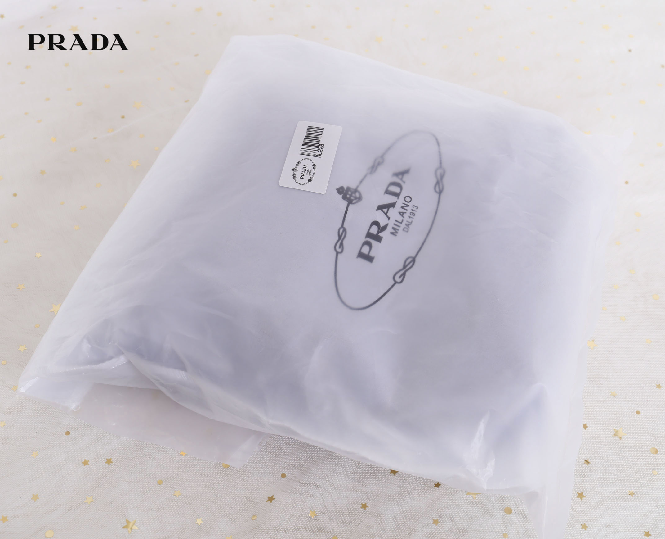 Prada nylon shoulder bag / Prada crossbody nylon bag VIP gift ใช้ได้ทั้งหญิงชาย ห้ามพลาดรุ่นใหม่l Prada Bag ทรงใหม่มีไว้ไม่ซ้ำใครแน่นอนคะ จะสะพายข้าง หรือ คาดอกก็ได้ วัสดุทำจากผ้า Nylon เนื้อหนาคุณภาพดี ตัวอะไหล่เงินสวยหรู ขนาดกำลังดี ใส่ของได้เยอะ มือถือ