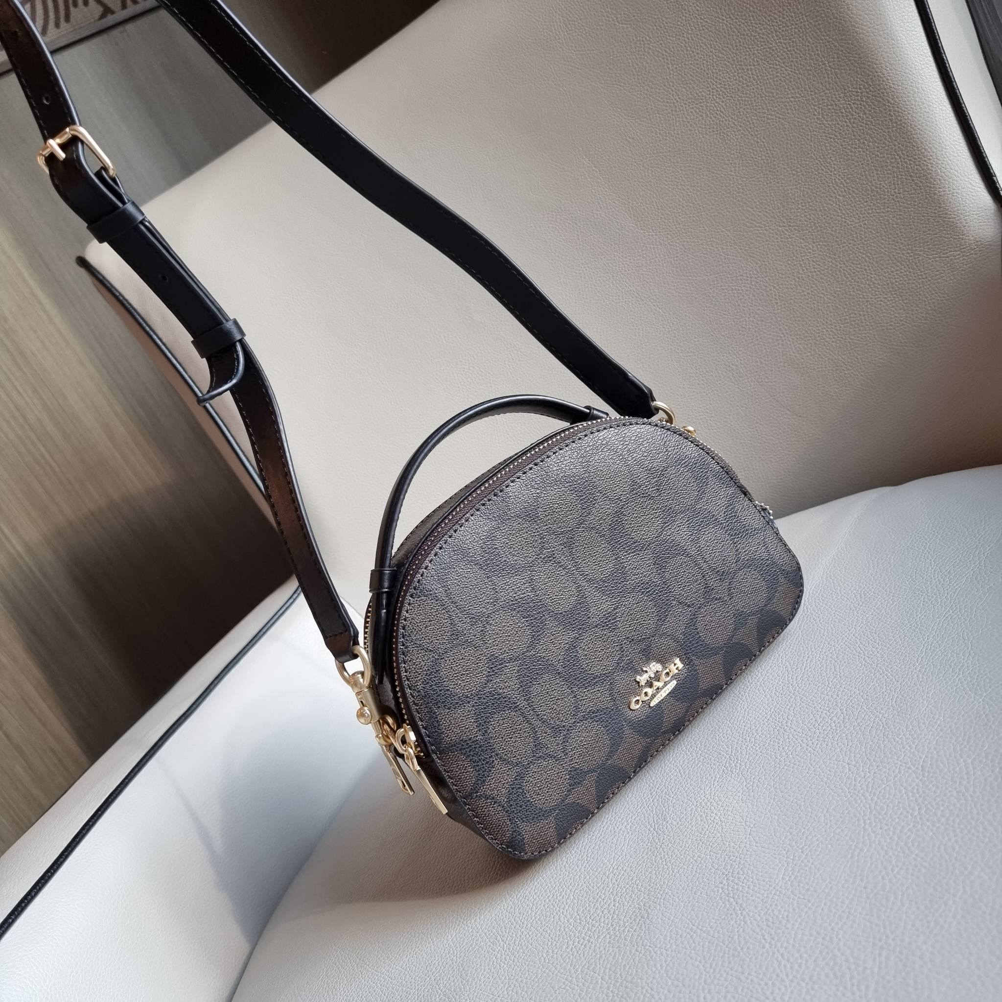 OUTLET 】COACH 1591 SERENA SATCHEL IN SIGNATURE CANVAS กระเป๋าสะพายคอลเลคชั่นยอดฮิต ดีไซน์ลุคผู้ดี ต้องยกให้น้องใบนี้เลย!! จัดสีขายดี สีลุคคุณหนูมาให้ สวยตาแตก!! วัสดุหนังแคนวาส เปิด-ปิดด้วยซิป 2 ช่องหลัก ภายในเป็นช่องโล่ง เก็บของได้แบบสบายๆ ใส่มือถือได้ทุ