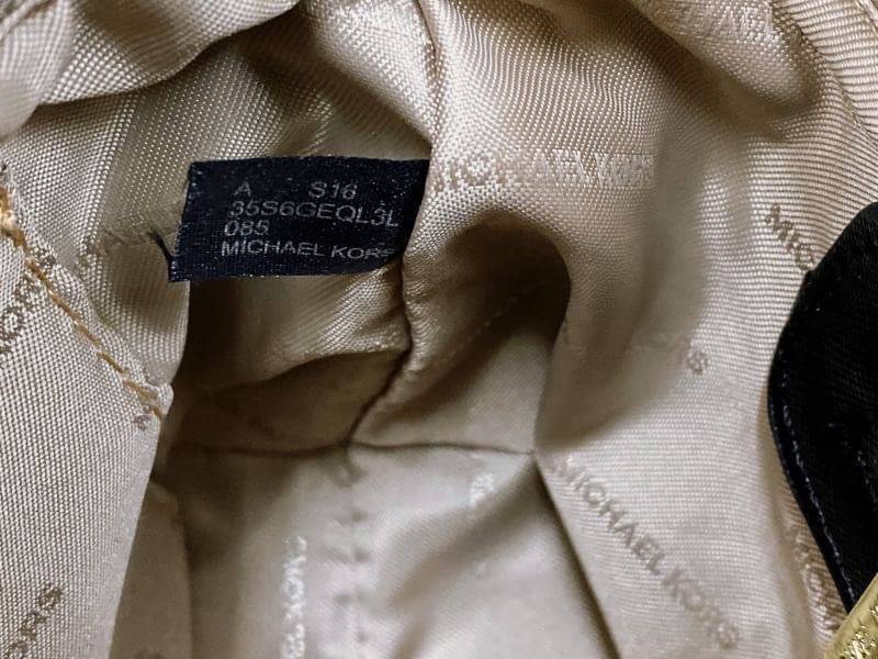 MICHAEL KORS Crossbody Bag กระเป๋าสะพายแบบ crossbody หนังลาย saffiano เปิดปิดด้วยซิปแบรนด์ อะไหล่ทอง ด้านหน้าประดับโลโก้ โลหะแบรนด์ ด้านในบุผ้าแบรนด์สวยหรู น้ำหนักเบา มีช่องซิปใส่ของจุกจิกและช่องใส่มือถือ มาพร้อมสายสะพายยาวโซ่ทอง+หนัง ปรับได้หลายระดับ ขนา