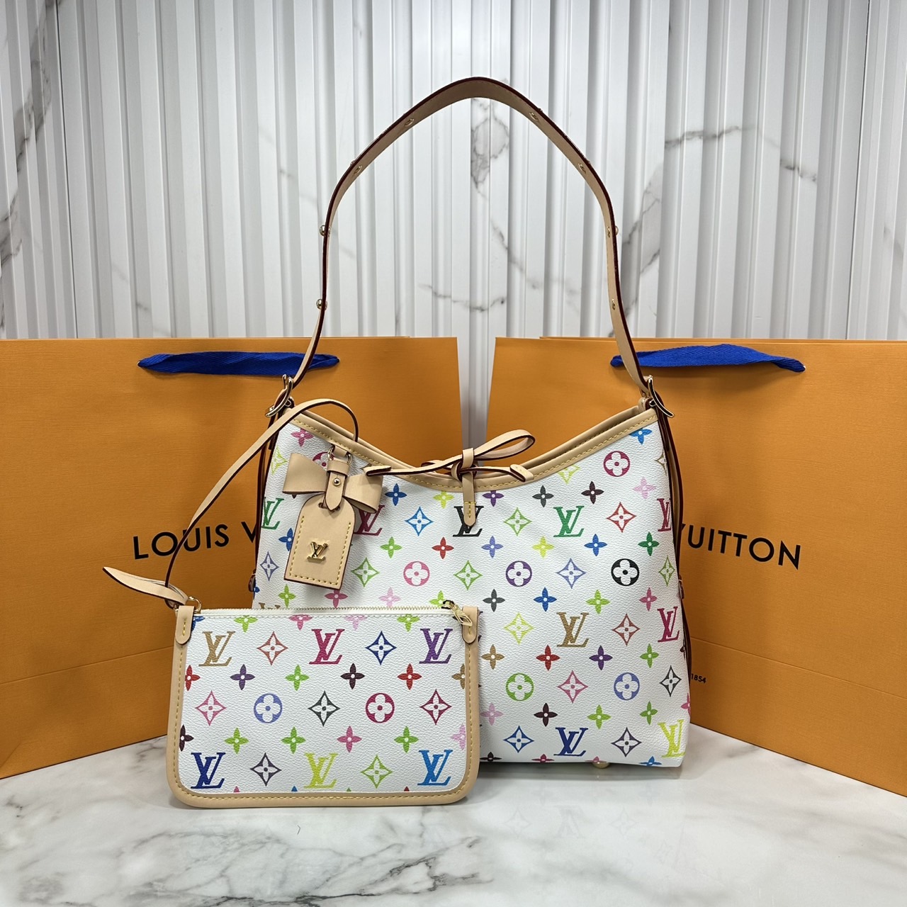 LV x TM CarryAll PM bag Murakami กระเป๋าทรงโท้ทแครี่ออลสุดคลาสสิกแต่งแต้มดีเทลเปี่ยมชีวิตชีวาจากคอลเลคชั่น LV x Murakami ด้วยลายโมโนแกรมสุดไอคอนิกเปี่ยมสีสันใหม่