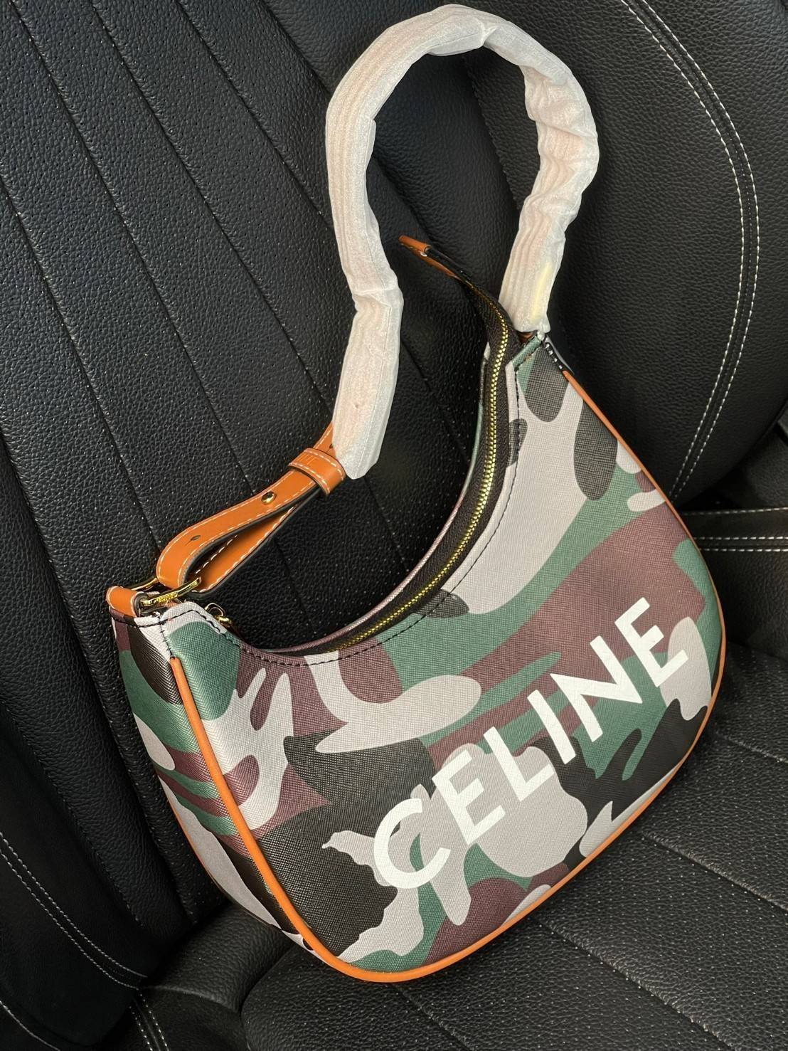 VIP 】Celine Ava Bag In Canvas With Camouflage And Celine Print รุ่นนี้ออกแนวสายลุยแต่ยังคงความคลาสสิกทั้งลายที่แสนโดดเด่น และสายแบบเข็มขัดก็เข้ากันได้ดีสุด ๆลวดลายcamo แบบสะดุดตา การใช้งานไม่ซับซ้อน ตอบโจทย์สำหรับหากสาว ๆ คนไหนที่กำลังมองหากระเป๋าสะพายไหล