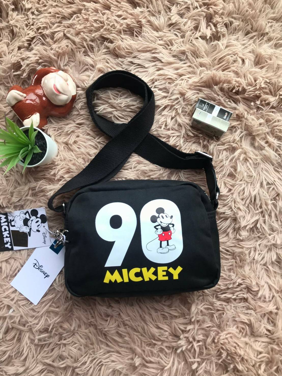 Disney's Mickey&Jungle Book Veni Crossbody Bag รุ่นLimited Edition ทรงสะพายข้าง ขนาดกำลังดี วัสดุpolester100% ดีเทลด้านหน้าลายการ์ตูนของวอลด์ดิสนีย์ เปิดปิดด้วยซิปเดียวด้านบน ภายในกว้าง มีช่องซิปและที่ห้อยพวงกุญแจ ฐานกว้างจุของได้เยอะสามารถสะพายได้ทั