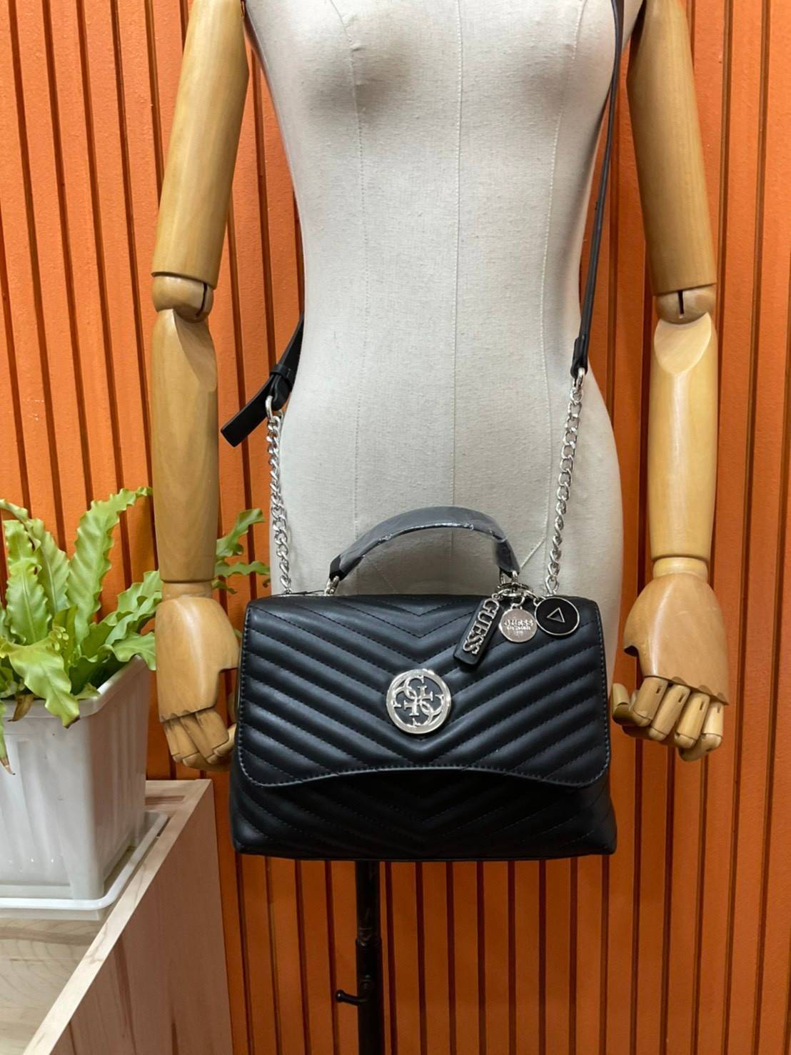 ของแท้ 💯% 】GUESS BLAKELY TOP HANDLE FLAP BAG กระเป๋สะพายรุ่นใหม่ล่าสุด รุ่นยอดนิยมสวยอยู่ทรง วัสดุหนังนิ่ม น้ำหนักเบา มีฐานกว้างตั้งอยู่ทรง ด้านหน้าประดับด้วยโลโก้แบรนด์สวยโดดเด่น