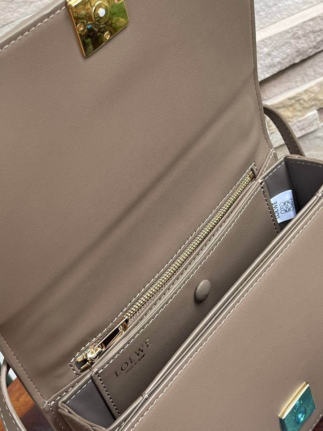 Medium : LOEWE Goya anagram leather shoulder bag กระเป๋าทรง GOYA รูปทรงกล่องอันคลาสสิกที่มาพร้อมรายละเอียดอันน่าค้นหา พร้อมด้วยโครงสร้างที่เปี่ยมไปด้วยสเน่ห์น่าค้นหา มีช่องใส่ของขนาดกว้างและเป็นทรงทำให้การจัดการสิ่งของต่างๆ ของสาวๆ นั้นง่ายดายมากยิ่งขึ้น 