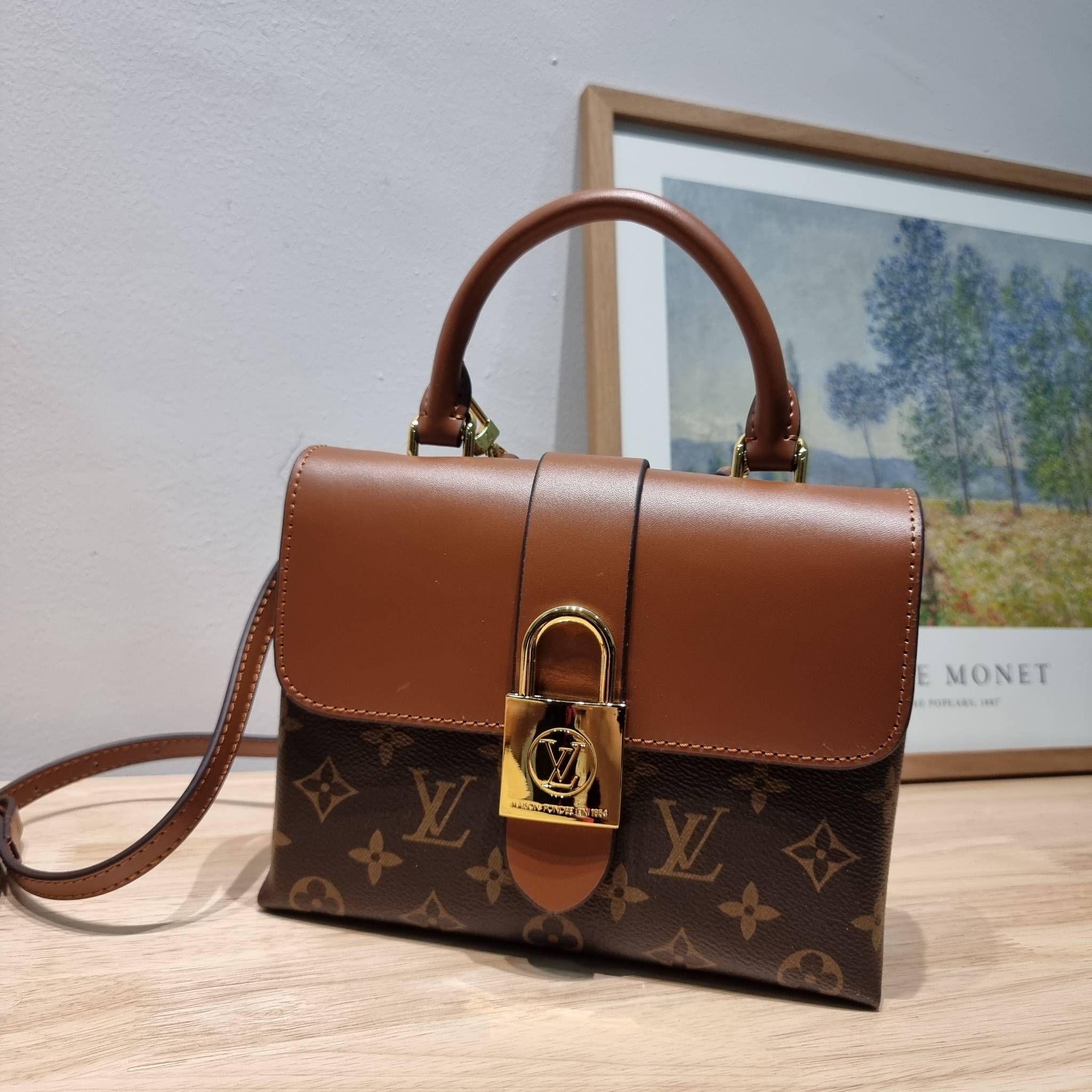LV LOCKY BB MONOGRAM กระเป๋าสะพายข้าง ดีไซน์หรู ใหม่ล่าสุด สวยถึงบ้านได้ก่อนใคร มีใช้เลิศๆทันปีใหม่แน่นอน คุ้มที่สุด โดดเด่นด้วยอะไหล่ดัมมี่รูปกุญแจสีทอง