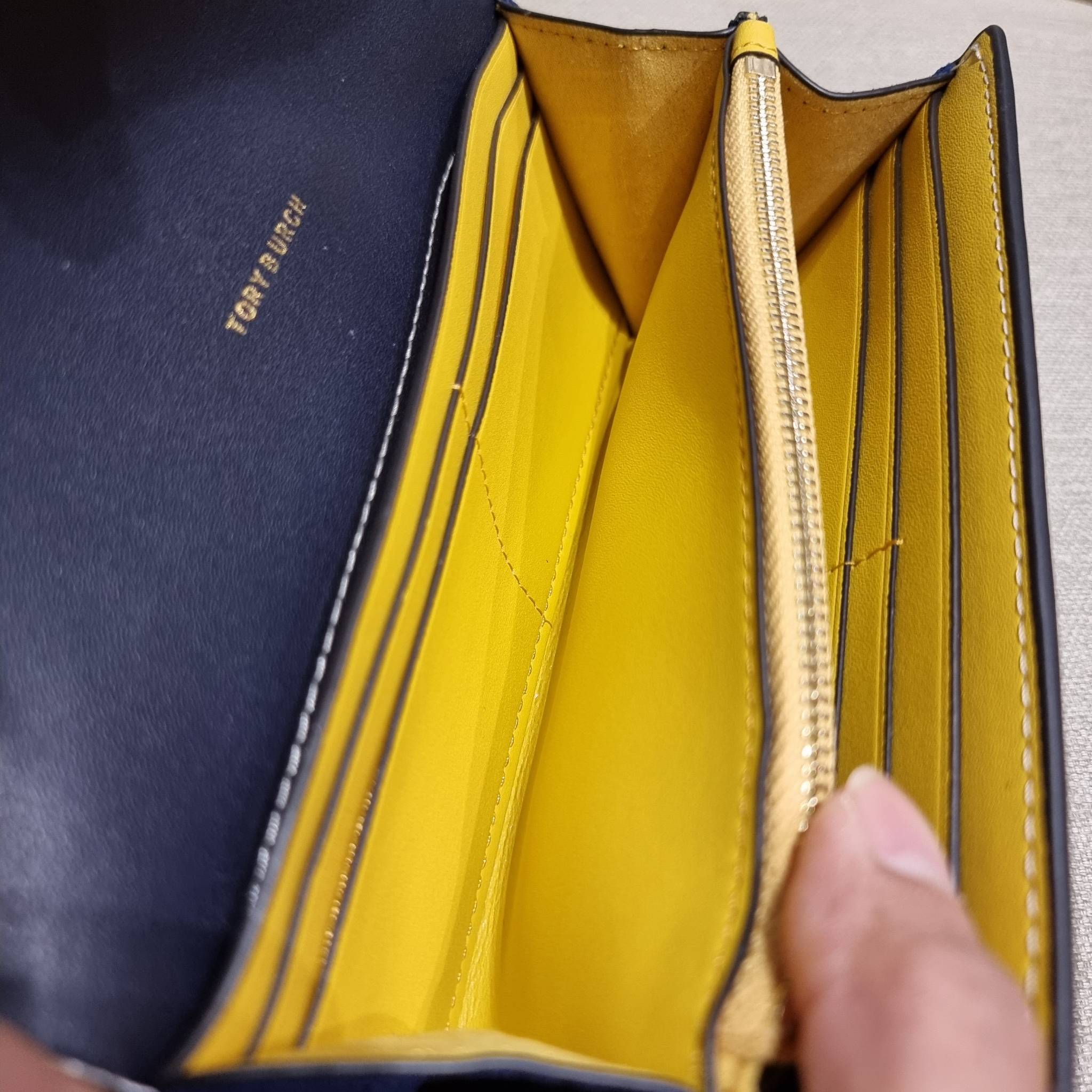 TORY BURCH T MONOGRAM JACQUARD CROSSBODY WALLET best seller ของคอลเลคชั่นนี้ ต้องไม่พลาด กับกระเป๋าสะพายกึ่งกระเป๋าสตางค์ ที่ช่วยให้ชีวิตง่ายขึ้น วัสดุผ้า jacquard ตัดสลับหนังแท้ เปิด-ปิดแบบฝาปิดแม่เหล็ก ภายในใส่ธนบัตรได้ มีช่องใส่บัตร และยังมีช่องซิปอีกด