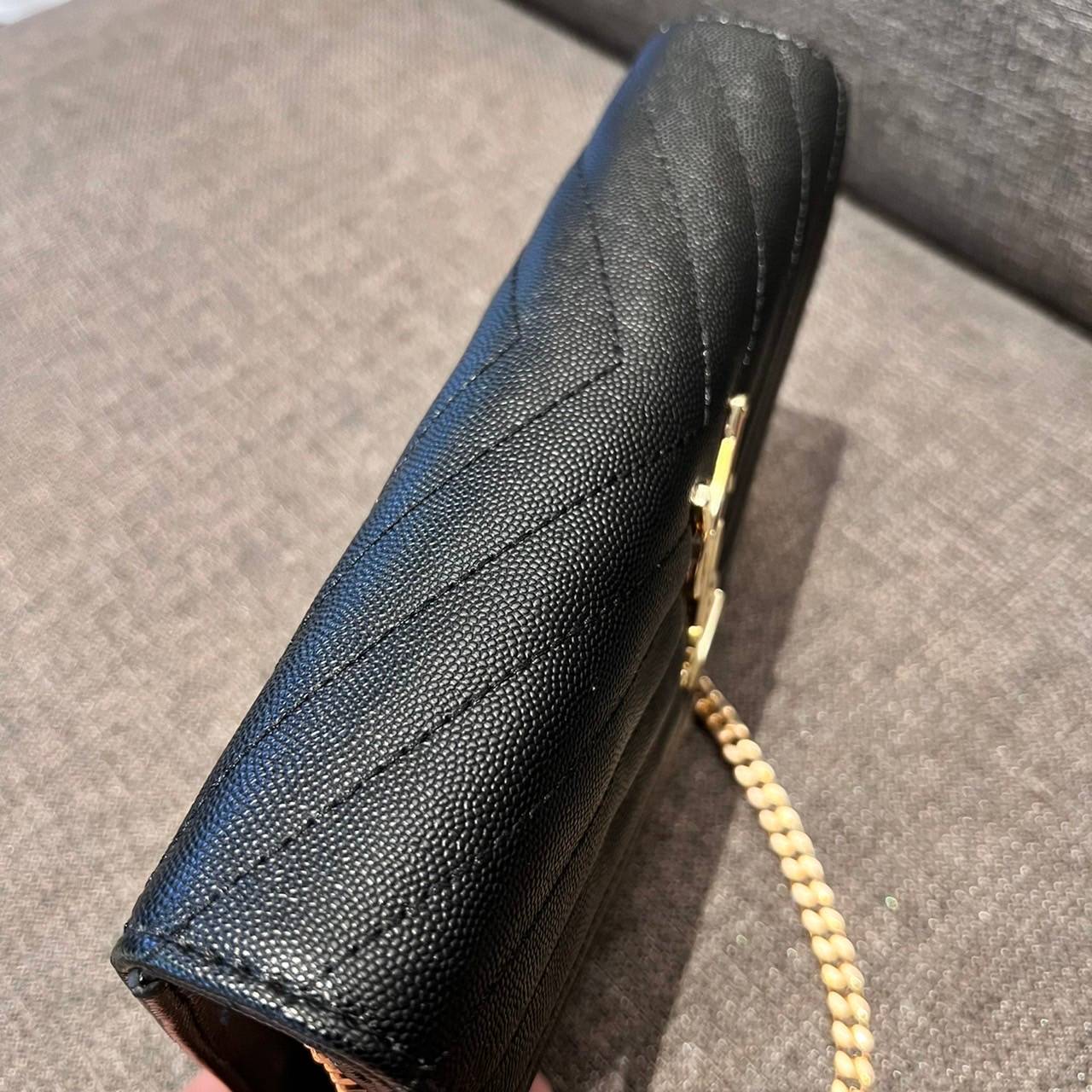 ไม่เคยผิดหวังจริงๆ!! กับรุ่นที่สาวๆรู้กัน Yves Saint laurent clutch bag with chain กระเป๋าสะพายทรง woc สุดฮอต ดีไซน์เรียบหรู โดดเด่นด้วยโลโก้ด้านหน้า เพิ่มดีเทลความผู้ดี วัสดุหนัง pepble ทนทาน ใช้งานง่ายเพียงแค่เปิด-ปิดด้วยกระดุมแม่เหล็ก ภายในแบ่งสัดส่วนไ