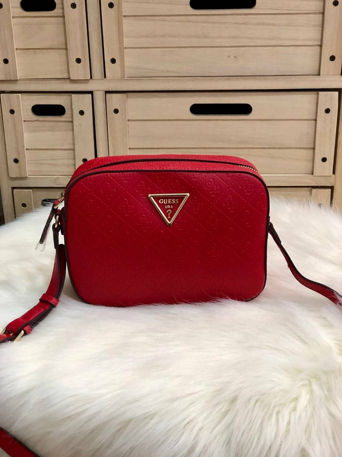 GUESS KAMRYN TOP ZIP CROSSBODY BAG กระเป๋าสะพายทรงน่ารัก จาก GUESS วัสดุหนัง pu ปั้มลายสวยอยู่ทรงขนาดกำลังดี น้ำหนักเบา ด้านหน้ามีโลโก้แบรนด์อะไหล่ทอง เปิดปิดด้วยซิปสะดวกใช้ ภายในมีโลโก้ และช่องเล็กใส่ของเป็นสัดส่วน สามารถใส่ไอแพดและกระเป๋าสตางค์ใบยาว และ