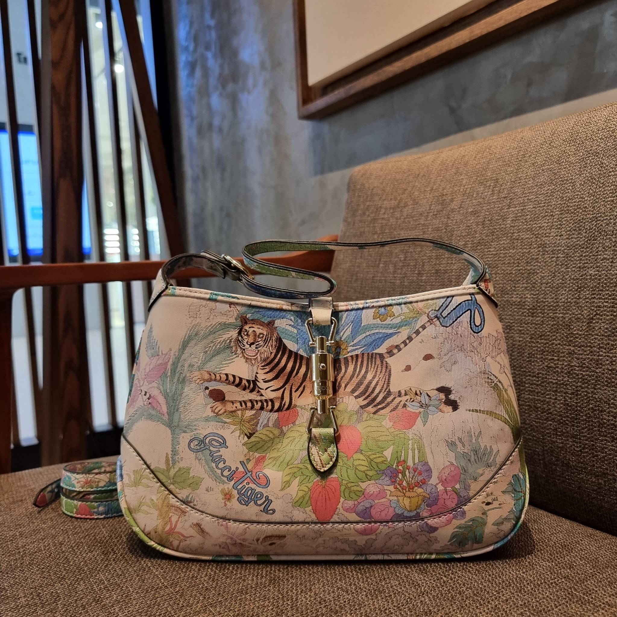 GUCCI SHOULDER BAG โปรเจคฉลองปีเสือ ปังฉุดไม่อยู่!! คอลเลคชั่นยอดฮิต GC multi bag ไซส์ใหญ่น่าสะพาย ดีไซน์ลวดลายชิคมากๆ!! โดดเด่นไม่ซ้ำใคร กับกระเป๋าสะพายวีไอพี พรีเมี้ยมกิ๊ฟที่จะทำให้หลงรักกันไปแบบสุดๆ มีดีเทลแฝงความหรูในตัว วัสดุหนังสังเคราะห์พรินท์ลายคม